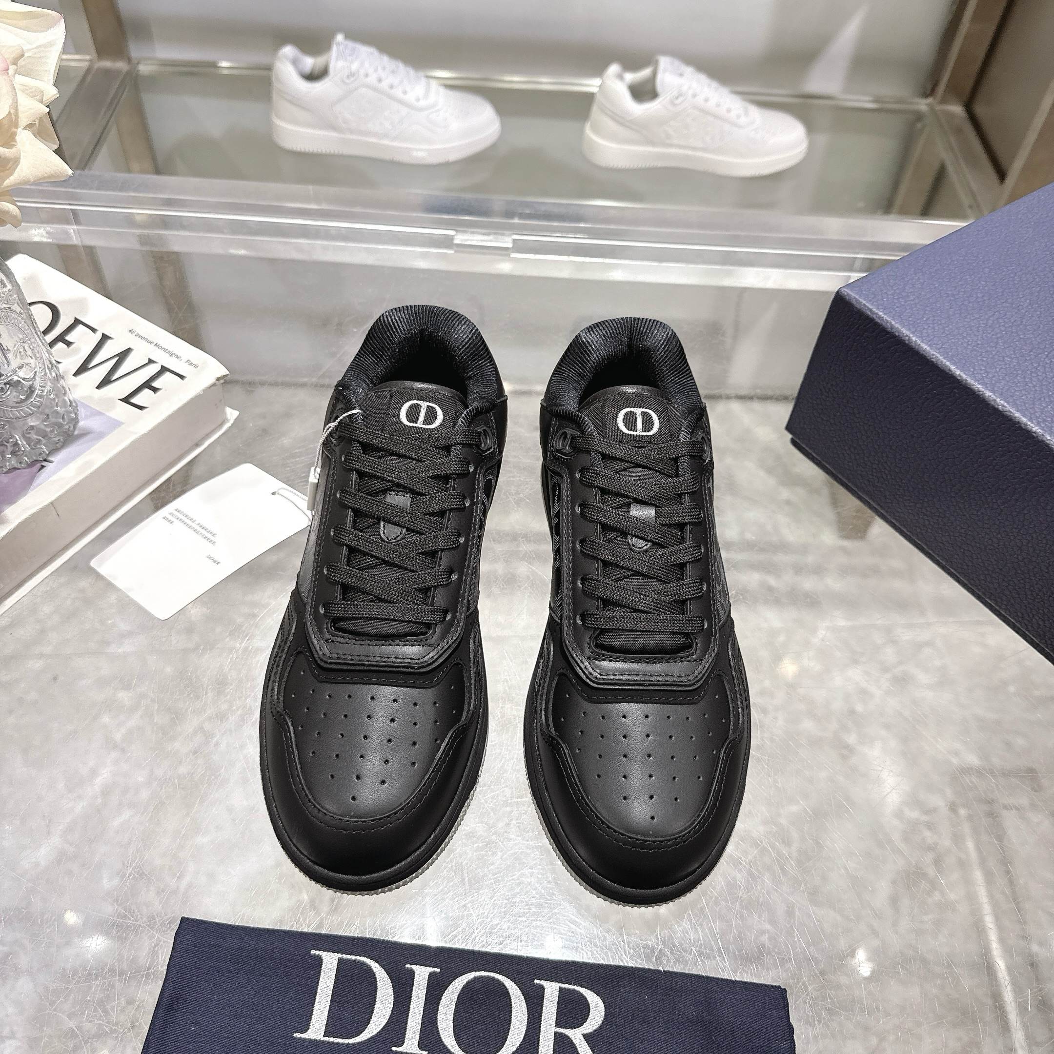 NO:228500,This B27 Uptown low-top sneakers are a classic item launched by Dior. They are carefully crafted from black smooth cowhide leather and other materials, with black Oblique printed inserts on the sides. The CD Icon-shaped laces and eyelets are clever and exquisite, and the two-color rubber sole, tongue and heel are decorated with special details, making them more exquisite. Fashionable and versatile, which can add luster to various styles. Size 35-45 (customized for women 40 men 45) Packaging: full set of packaging, casual shoes/sports shoes, dior, sneakers, cowhide19860909这款 B27 Uptown 低帮运动鞋是 Dior 全新推出的一款经典单品.采用黑色光滑牛皮革等材质精心制作,侧面饰以黑色 Oblique 印花镶片.CD Icon 造型的鞋带孔眼巧妙精致,双色橡胶鞋底、鞋舌和鞋跟处均饰以特色细节,更显精致.时尚百搭,可为各式造型增光添彩. 尺码35-45（女40 男45定做） 包装:全套包装,休闲鞋/运动鞋,dior,sneakers,cowhide,Women's Shoes