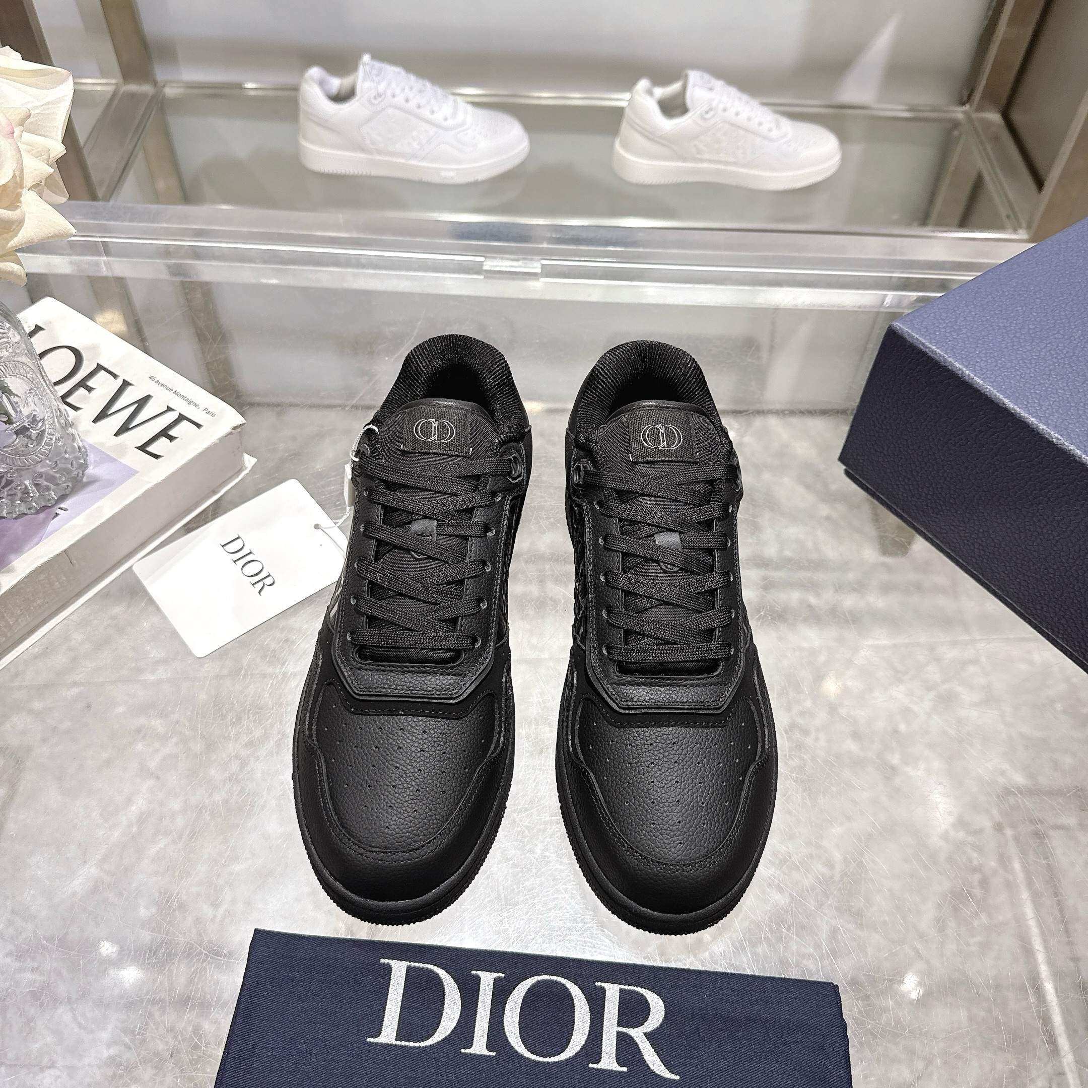 NO:228502,This B27 Uptown low-top sneakers are a classic item launched by Dior. They are carefully crafted from black smooth cowhide leather and other materials, with black Oblique embossed inserts on the sides. The CD Icon-shaped laces and eyelets are clever and exquisite, and the two-color rubber sole, tongue and heel are decorated with special details, making them more exquisite. Fashionable and versatile, which can add luster to various styles. Size 35-45 (customized for women 40 men 45) Packaging: full package, casual shoes/sports shoes, dior, sneakers, cowhide19860909这款 B27 Uptown 低帮运动鞋是 Dior 全新推出的一款经典单品.采用黑色光滑牛皮革等材质精心制作,侧面饰黑色 Oblique 压花镶片.CD Icon 造型的鞋带孔眼巧妙精致,双色橡胶鞋底、鞋舌和鞋跟处均饰以特色细节,更显精致.时尚百搭,可为各式造型增光添彩. 尺码35-45（女40 男45定做） 包装:全套包装,休闲鞋/运动鞋,dior,sneakers,cowhide,Women's Shoes