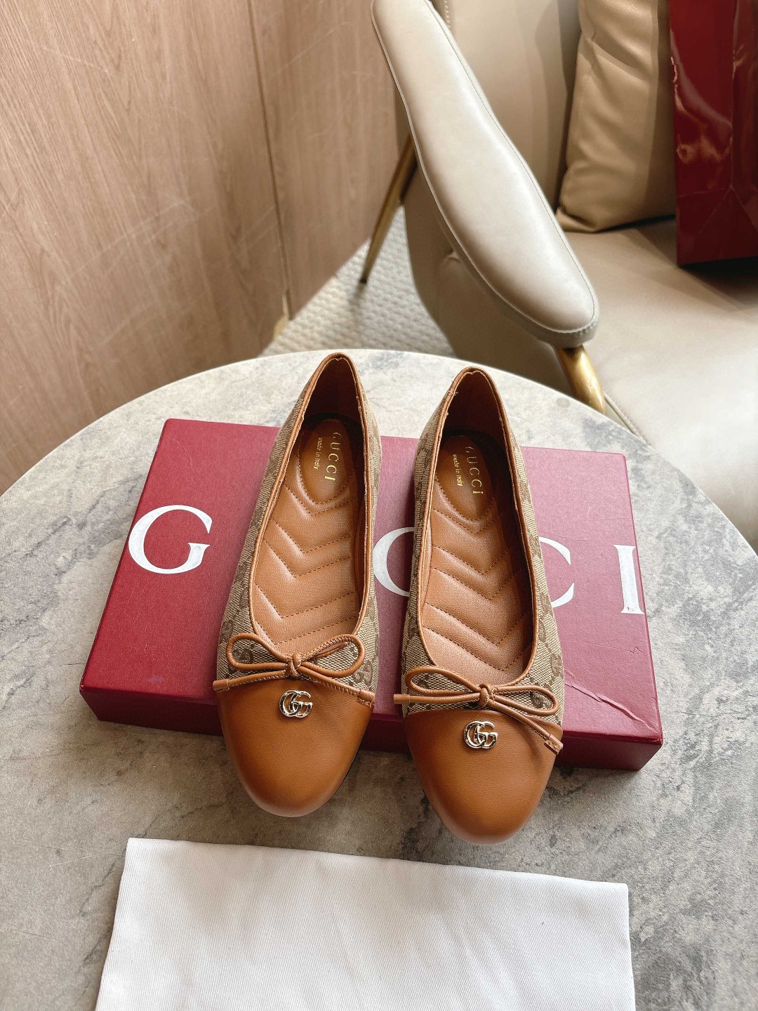 NO:443467,This flat ballet shoes are made of glossy leather and paired with patent leather toe, showing an elegant and timeless style. The exquisite bow reveals femininity, and the light gold tone double G accessories are low-key to echo the brand's high recognition logo. Size 35-42 (40 41 42 custom made without return or exchange) Packaging: Full set of packaging, ballet shoes19860909这款平底芭蕾舞鞋选用光面皮革制作,配以漆皮鞋头,尽显优雅隽永格调.精巧蝴蝶结流露女性气质,浅金色调双G配件低调呼应品牌高辨识度标识. 尺码35-42（40 41 42定做不退不换） 包装:全套包装,芭蕾舞鞋,Women's Shoes