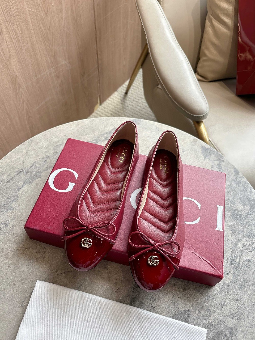 NO:443475,This flat ballet shoes are made of glossy leather and paired with patent leather toe, showing an elegant and timeless style. The exquisite bow reveals femininity, and the light gold single-price double-G accessories are low-key to echo the brand's high recognition logo. Size 35-42 (40 41 42 custom made without return or exchange) Packaging: Full set of packaging, ballet shoes19860909这款平底芭蕾舞鞋选用光面皮革制作,配以漆皮鞋头,尽显优雅隽永格调.精巧蝴蝶结流露女性气质,浅金色单价调双G配件低调呼应品牌高辨识度标识. 尺码35-42（40 41 42定做不退不换） 包装:全套包装,芭蕾舞鞋,Women's Shoes