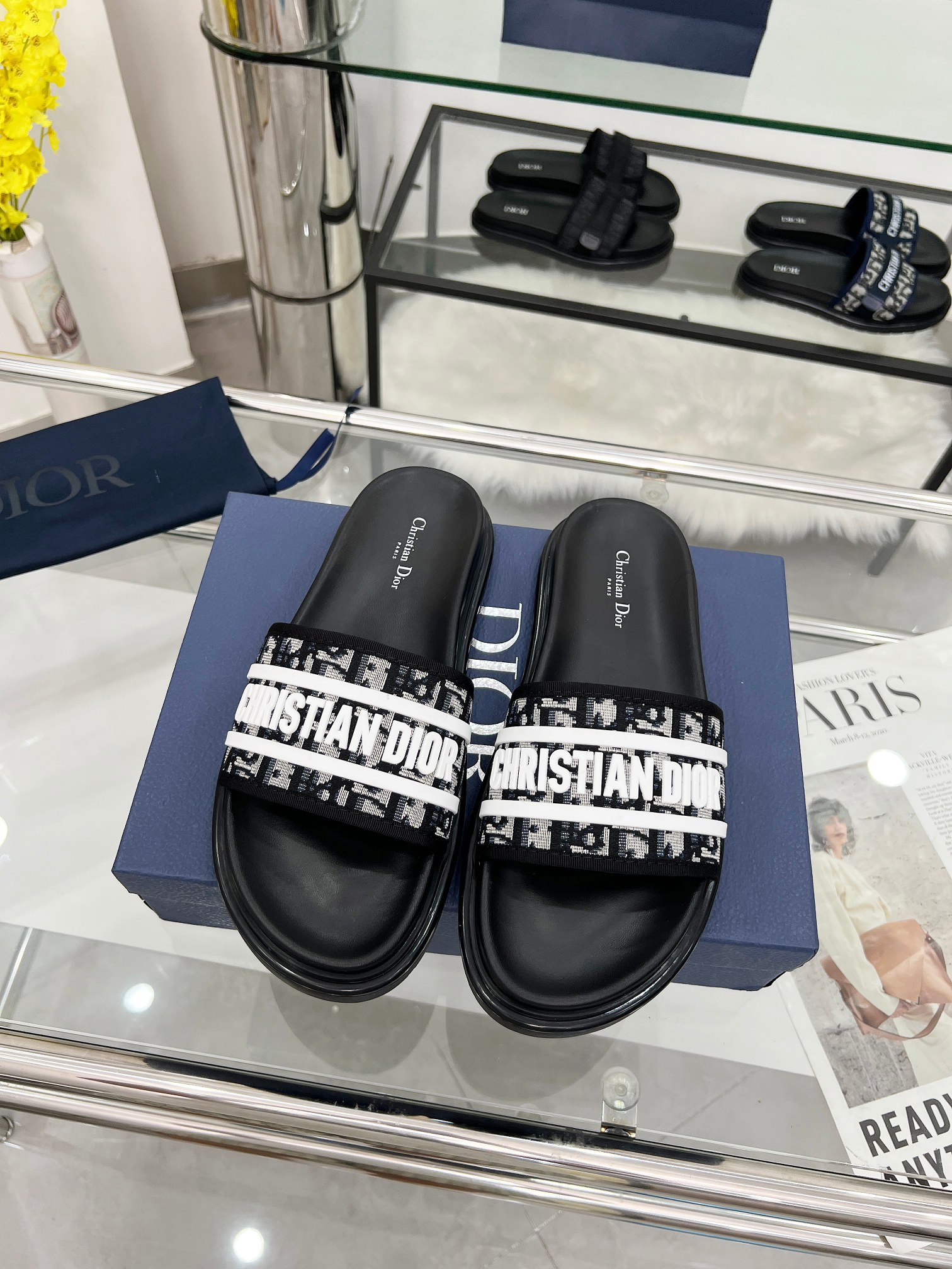 NO:442925,This Dior Aqua sandal is a new product in the fall 2025 series, combining modern style and classic design. Oblique printed fabric upper with adjustable padded Velcro wide trim enhances the style. It is paired with black notched leather and rubber sole, and can be easily matched with various casual outfits Size 39-45 Packaging: full package, slippers, dior, sandals, slippers19860909这款 Dior Aqua 凉鞋是二零二五秋季系列新品,融合摩登风范与经典设计. Oblique 印花面料鞋面搭配可调节的加垫魔术贴宽饰带提升格调.搭配黑色凹口皮革和橡胶鞋底,可轻松搭配各式休闲装扮 尺码39-45 包装:全套包装,拖鞋,dior,sandals,slippers,Women's Shoes