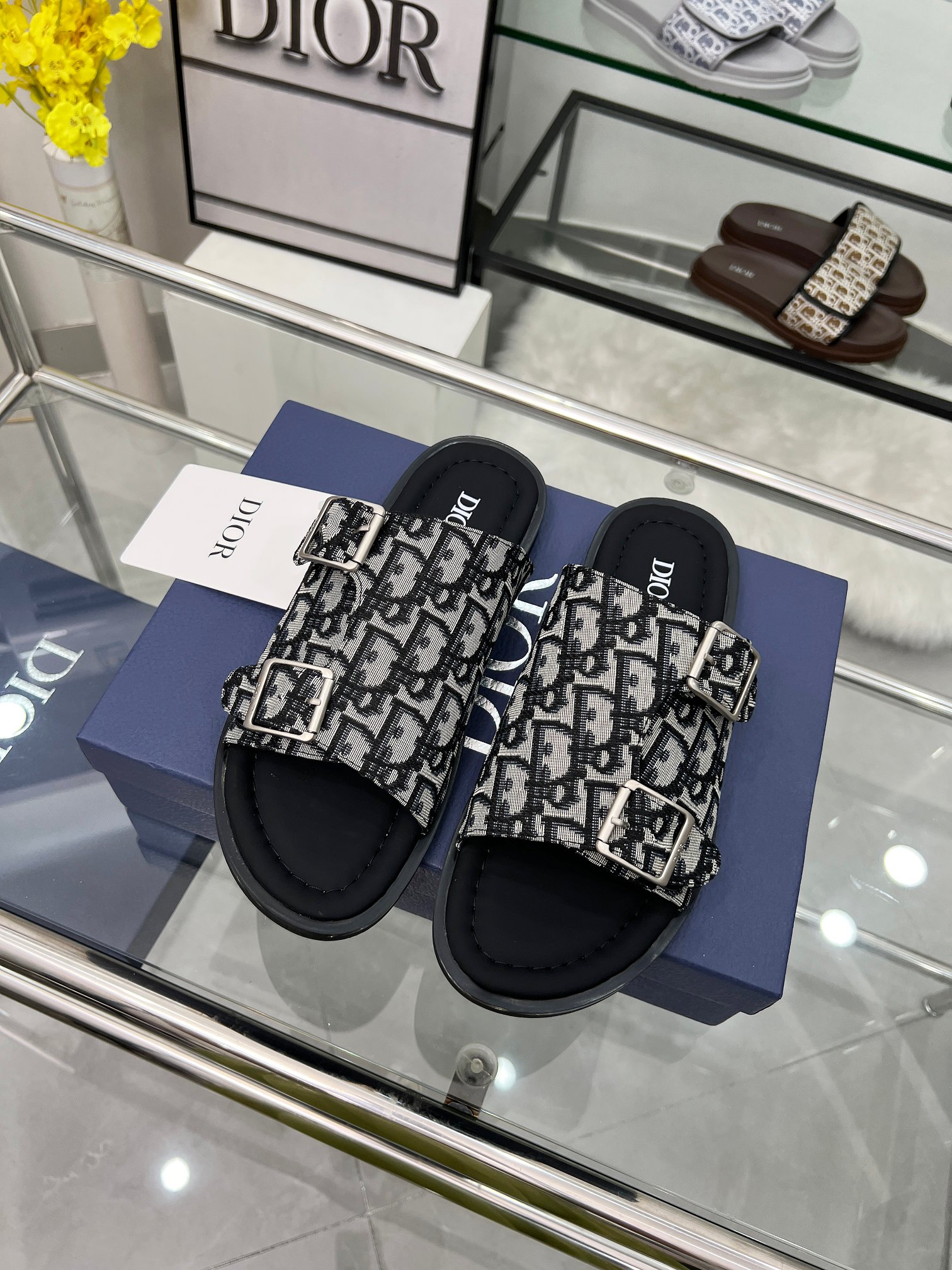 NO:442932,This Dior Alias ​​sandal is a new product in the fall 2025 series. It uses an elegant design to highlight the classic logo of Dior's high-order style. The Oblique printed fabric upper is decorated with two metal cladding copper alloy buckles embellished with Dior logo to enhance the style. It is extremely comfortable and decorated with Dior Oblique pattern and is easily matched with a variety of casual styles. Size 39-45 (customized on 39 45) Packaging: full package, slippers, dior, sandals, slippers19860909这款 Dior Alias 凉鞋是二零二五秋季系列新品,采用高雅的设计彰显 Dior 的高订风格经典标志.Oblique 印花面料鞋面饰以两个点缀以 Dior 标志的金属覆层铜合金搭扣提升格调.舒适非凡,饰以 Dior Oblique 图案防滑花纹,可与各式休闲造型轻松搭配. 尺码39-45（ 39 45定做） 包装:全套包装,拖鞋,dior,sandals,slippers,Women's Shoes