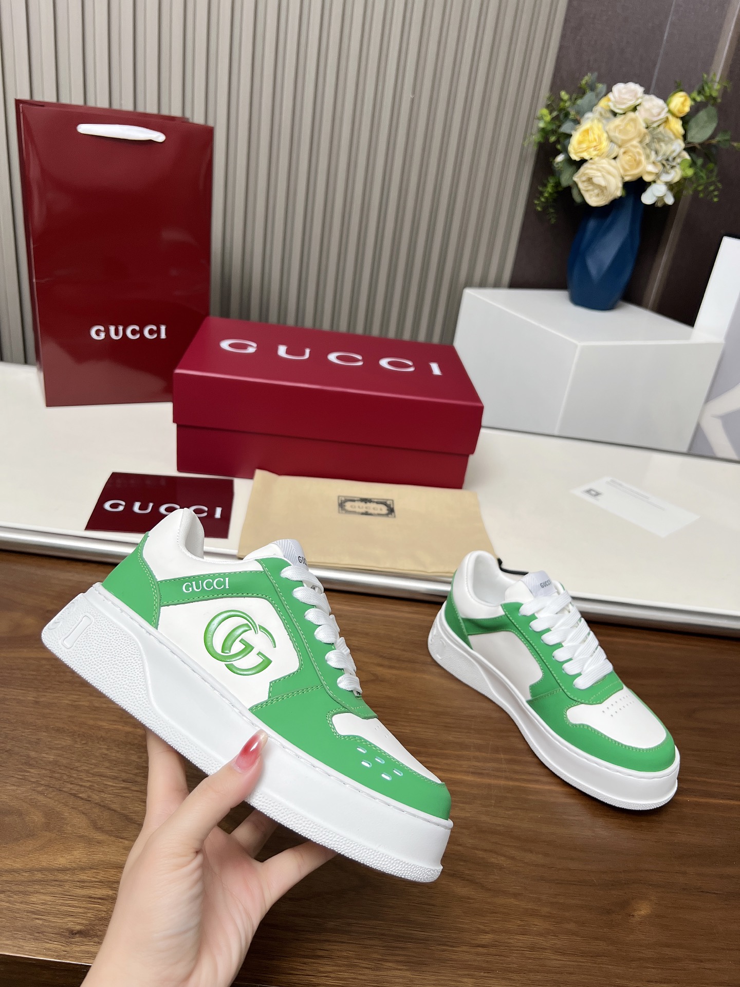 NO:231761,Gucci casual sneakers, top version!  The oil-edged craftsmanship is replicated one by one. The new model in the early spring creates a perfect style that is cool and cool. C-position fashionable outfit, classic shoe style with retro and futuristic feel, presenting a delicate texture!  Customized high-density sole with open mold. Full set of packaging and equipment. Size: Women's 35-46. Imported cowhide...Uniform men and women, casual shoes/sports shoes, gucci, sneakers, cowhide19860909Gucci休闲运动鞋,顶级版本！油边工艺一比一复刻.早春新款,打造属于完美的风格炸街款又酷又飒 C位时髦穿搭 带复古加未来感经典鞋型,呈现出精致质感！开模定制高密大底.全套包装配备.码数:女35-46.面料进口牛皮…男女统一,休闲鞋/运动鞋,gucci,sneakers,cowhide,Women's Shoes