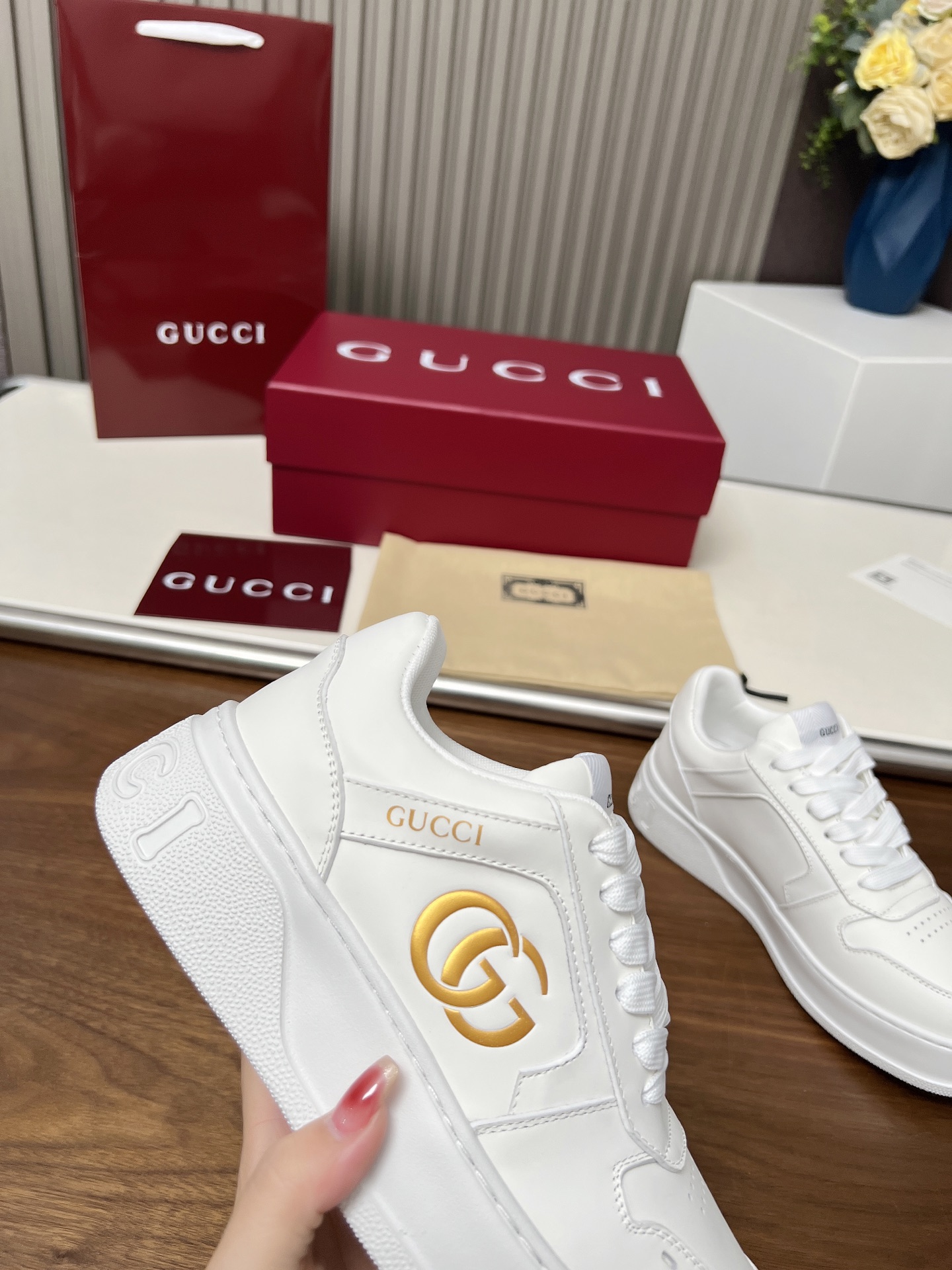 NO:251557,Gucci casual sneakers, top version!  The oil-edged craftsmanship is replicated one by one. The new model in the early spring creates a perfect style that is cool and cool. C-position fashionable outfit, classic shoe style with retro and futuristic feel, presenting a delicate texture!  Custom high-density sole with mold opening. Full set of packaging and equipment. Size: Women 35-41 Men 39-46. Imported fabrics, cowhide, casual shoes/sports shoes, gucci, sneakers, cowhide19860909Gucci休闲运动鞋,顶级版本！油边工艺一比一复刻.早春新款,打造属于完美的风格炸街款又酷又飒 C位时髦穿搭 带复古加未来感经典鞋型,呈现出精致质感！开模定制高密大底.全套包装配备.码数:女35-41 男39-46.面料进口牛皮 岀,休闲鞋/运动鞋,gucci,sneakers,cowhide,Women's Shoes