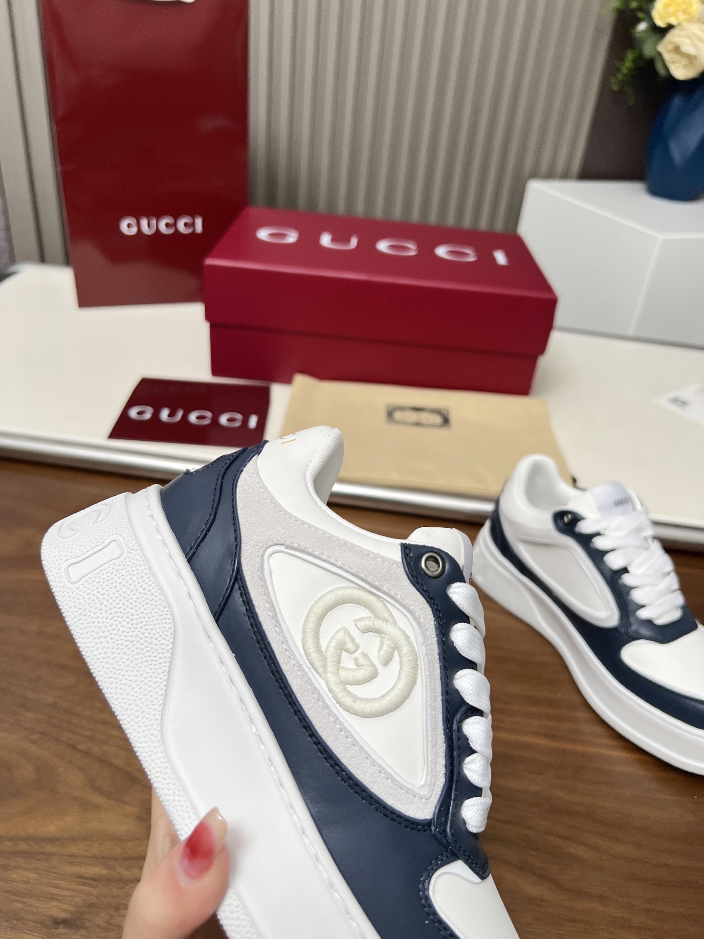 NO:251573,Gucci casual sneakers, top version!  The oil-edged craftsmanship is replicated one by one. The new model in the early spring creates a perfect style that is cool and cool. C-position fashionable outfit, classic shoe style with retro and futuristic feel, presenting a delicate texture!  Customized high-density sole with open mold. Full set of packaging and equipment. Size: Women 35-41 Men 39-46. Imported fabric cowhide..., casual shoes/sports shoes, gucci, sneakers, cowhide19860909Gucci休闲运动鞋,顶级版本！油边工艺一比一复刻.早春新款,打造属于完美的风格炸街款又酷又飒 C位时髦穿搭 带复古加未来感经典鞋型,呈现出精致质感！开模定制高密大底.全套包装配备.码数:女35-41 男39-46.面料进口牛皮…,休闲鞋/运动鞋,gucci,sneakers,cowhide,Women's Shoes