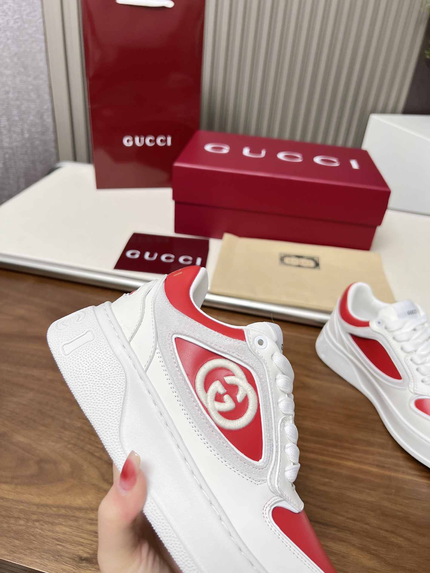 NO:251568,Gucci casual sneakers, top version!  The oil-edged craftsmanship is replicated one by one. The new model in the early spring creates a perfect style that is cool and cool. C-position fashionable outfit, classic shoe style with retro and futuristic feel, presenting a delicate texture!  Custom high-density sole with open mold. Full set of packaging and equipment. Size: Women 35-41 Men 39-46. Imported fabric cowhide... Out, casual shoes/sports shoes, gucci, sneakers, cowhide19860909Gucci休闲运动鞋,顶级版本！油边工艺一比一复刻.早春新款,打造属于完美的风格炸街款又酷又飒 C位时髦穿搭 带复古加未来感经典鞋型,呈现出精致质感！开模定制高密大底.全套包装配备.码数:女35-41 男39-46.面料进口牛皮…岀,休闲鞋/运动鞋,gucci,sneakers,cowhide,Women's Shoes