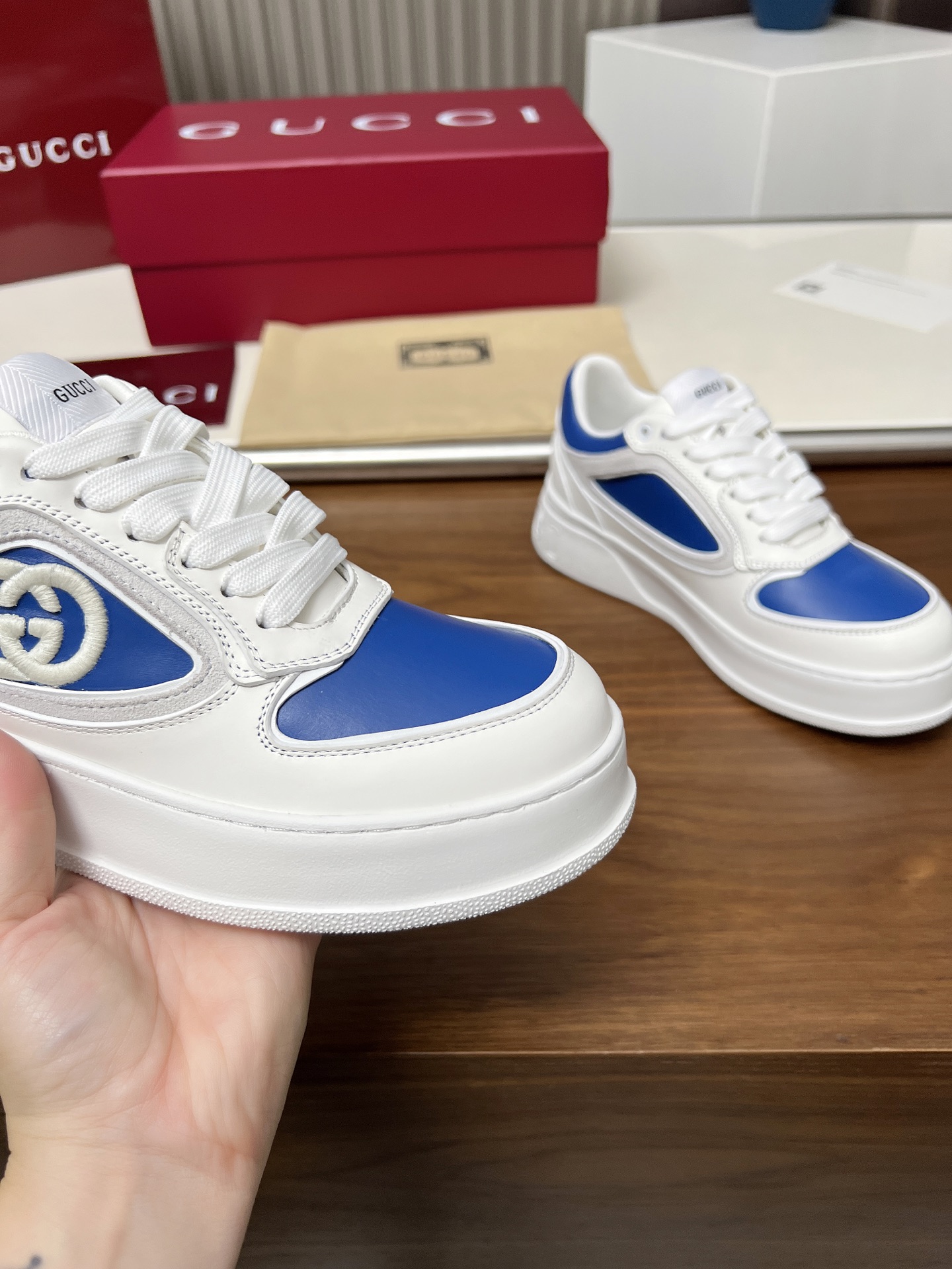 NO:251565,Gucci casual sneakers, top version!  The oil-edged craftsmanship is replicated one by one. The new model in the early spring creates a perfect style that is cool and cool. C-position fashionable outfit, classic shoe style with retro and futuristic feel, presenting a delicate texture!  Customized high-density sole with open mold. Full set of packaging and equipment. Size: Women 35-41 Men 39-46. Imported fabric cowhide..., casual shoes/sports shoes, gucci, sneakers, cowhide19860909Gucci休闲运动鞋,顶级版本！油边工艺一比一复刻.早春新款,打造属于完美的风格炸街款又酷又飒 C位时髦穿搭 带复古加未来感经典鞋型,呈现出精致质感！开模定制高密大底.全套包装配备.码数:女35-41 男39-46.面料进口牛皮…,休闲鞋/运动鞋,gucci,sneakers,cowhide,Women's Shoes