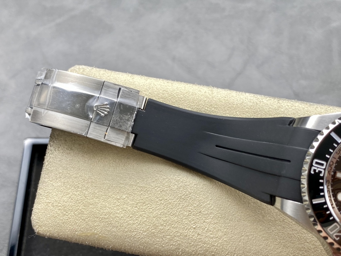 SK 労力士SEA海使鬼王 深潜型44mm男腕時計