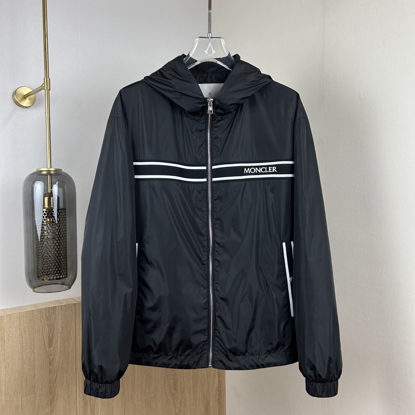 NO:952626,qs Moncer, 2026 spring new jacket, made of recycled nylon fabric, solid color hooded and versatile, spliced ​​horizontal striped knitting enhances the design, low-key luxury, both business and leisure!  Color Black Size 1-5,,jackets & coats,hats,19860909qs Moncer,2026春款新品夹克,采用再生尼龙面料打造,纯色连帽百搭,拼接横条针织增强设计感,低调奢华,商务休闲兼备！ 颜色黑色 码数1-5,,jackets & coats,hats,,Men's clothing