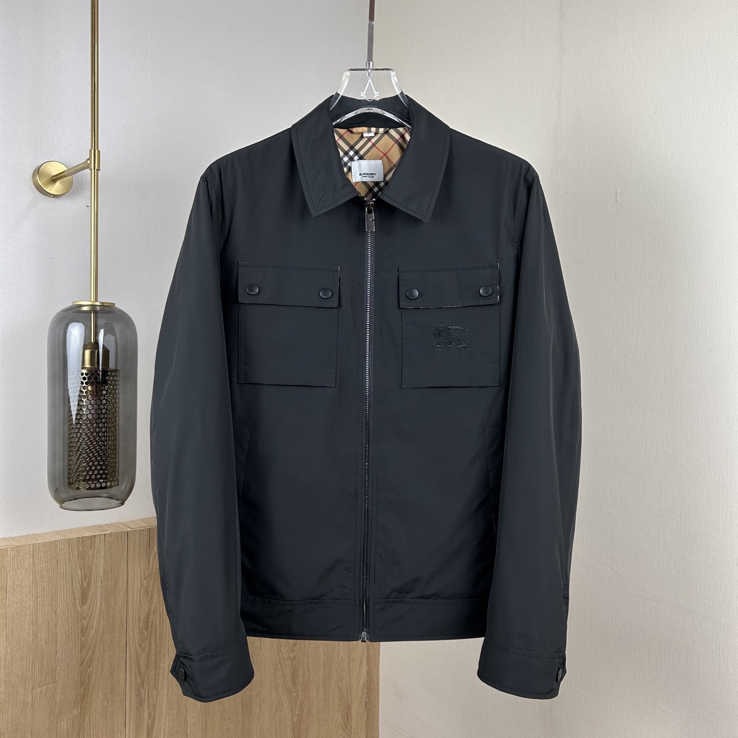 NO:952587,Burbery, 2026 spring new jacket, solid color zipper placket, chest patch pocket, classic plaid lining, low-key luxury, casual and versatile!  Color Black, Gray Size M-3XL,,burberry,jackets & coats,19860909Burbery,2026春装新品夹克,纯色拉链开襟,胸口贴袋,内里搭配经典格纹,低调奢华,休闲百搭！ 颜色黑色,灰色 码数M-3XL,,burberry,jackets & coats,,Men's clothing