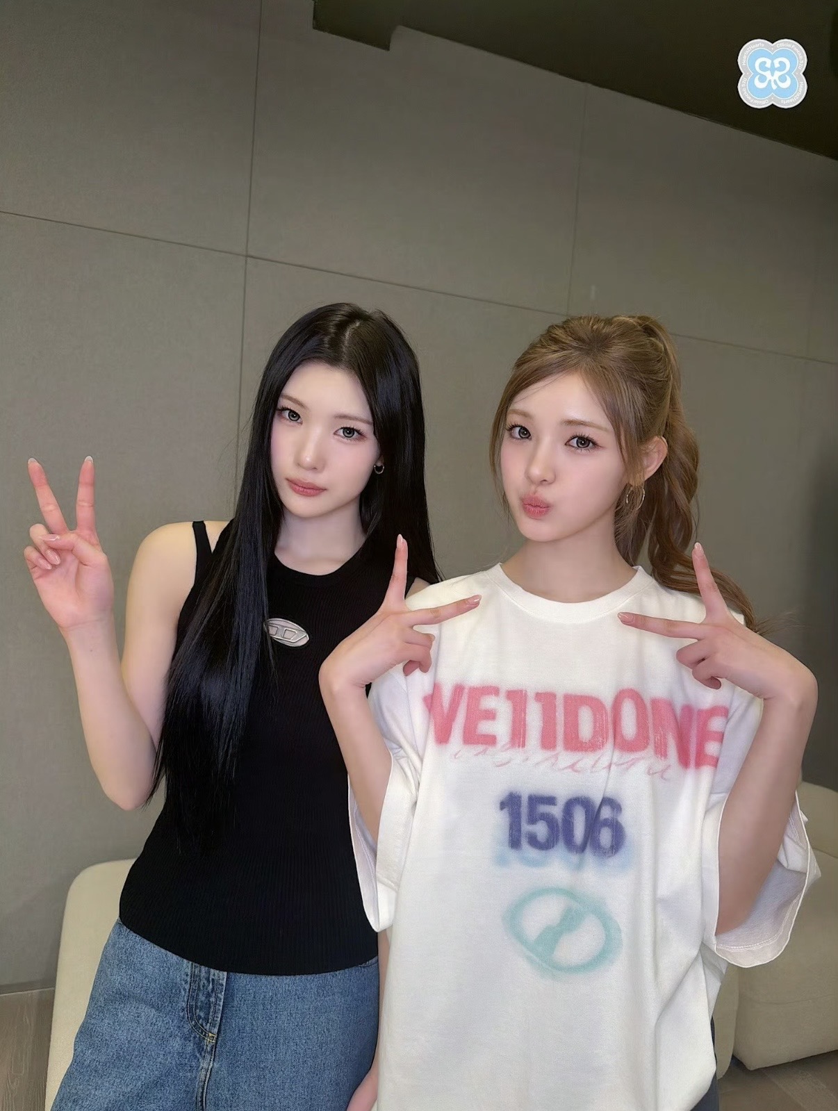 W185# WE11DONE 26SS Camiseta de manga corta con estampado de logo pintado en color, misma que usan las estrellas en el …