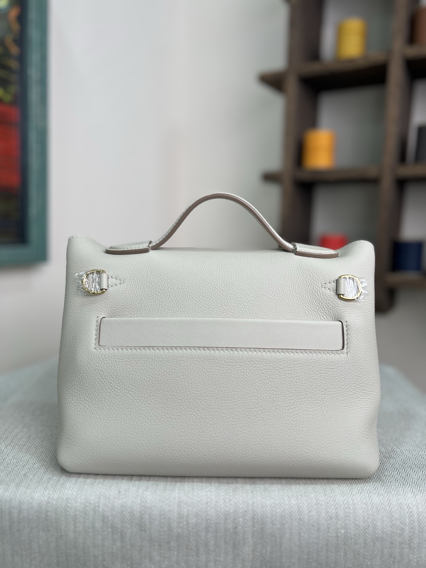 Женская сумка из натуральной кожи со светлой фурнитурой Без бренда