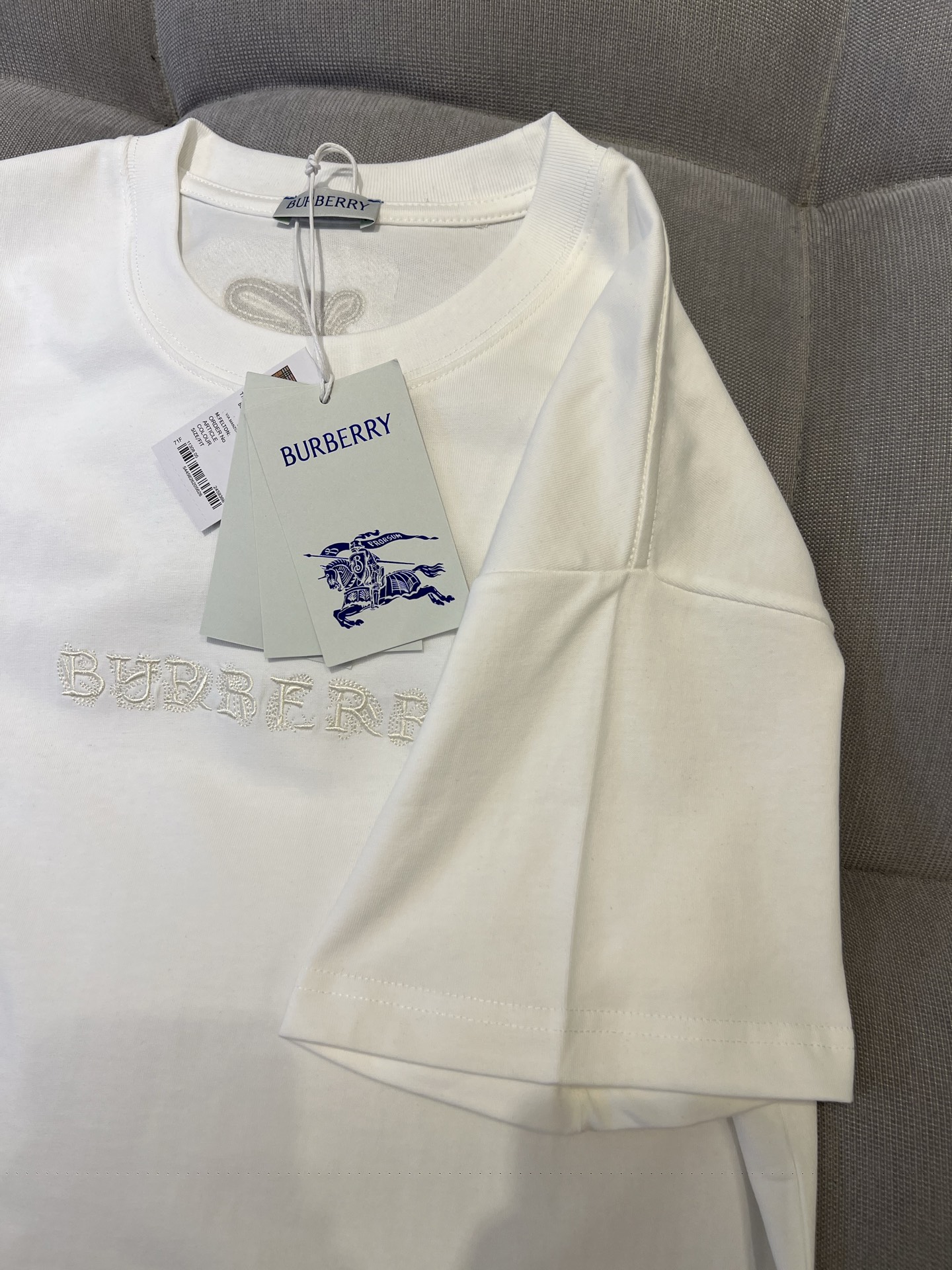 P100
BURBERRY巴宝莉几何字母后幅海鸥刺绣短袖T恤男女同款

高品质320克 同缸染面料  手感非常舒服  
春夏最新砖柜同步 时尚又个性 超级百搭好看               
男女都非常合适  人手必备款 
吊牌 领标 水洗麦 三标齐全
尺码：S M L XL