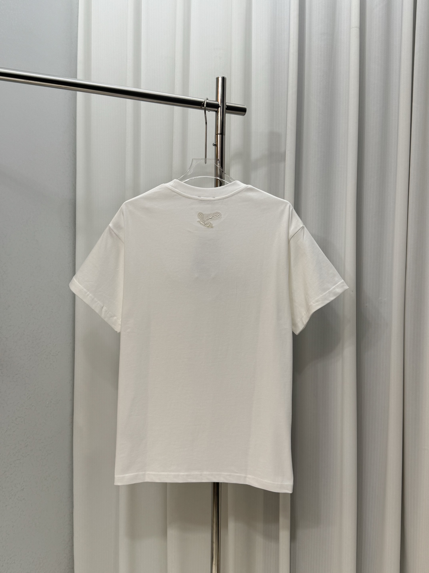 P100
BURBERRY巴宝莉几何字母后幅海鸥刺绣短袖T恤男女同款

高品质320克 同缸染面料  手感非常舒服  
春夏最新砖柜同步 时尚又个性 超级百搭好看               
男女都非常合适  人手必备款 
吊牌 领标 水洗麦 三标齐全
尺码：S M L XL