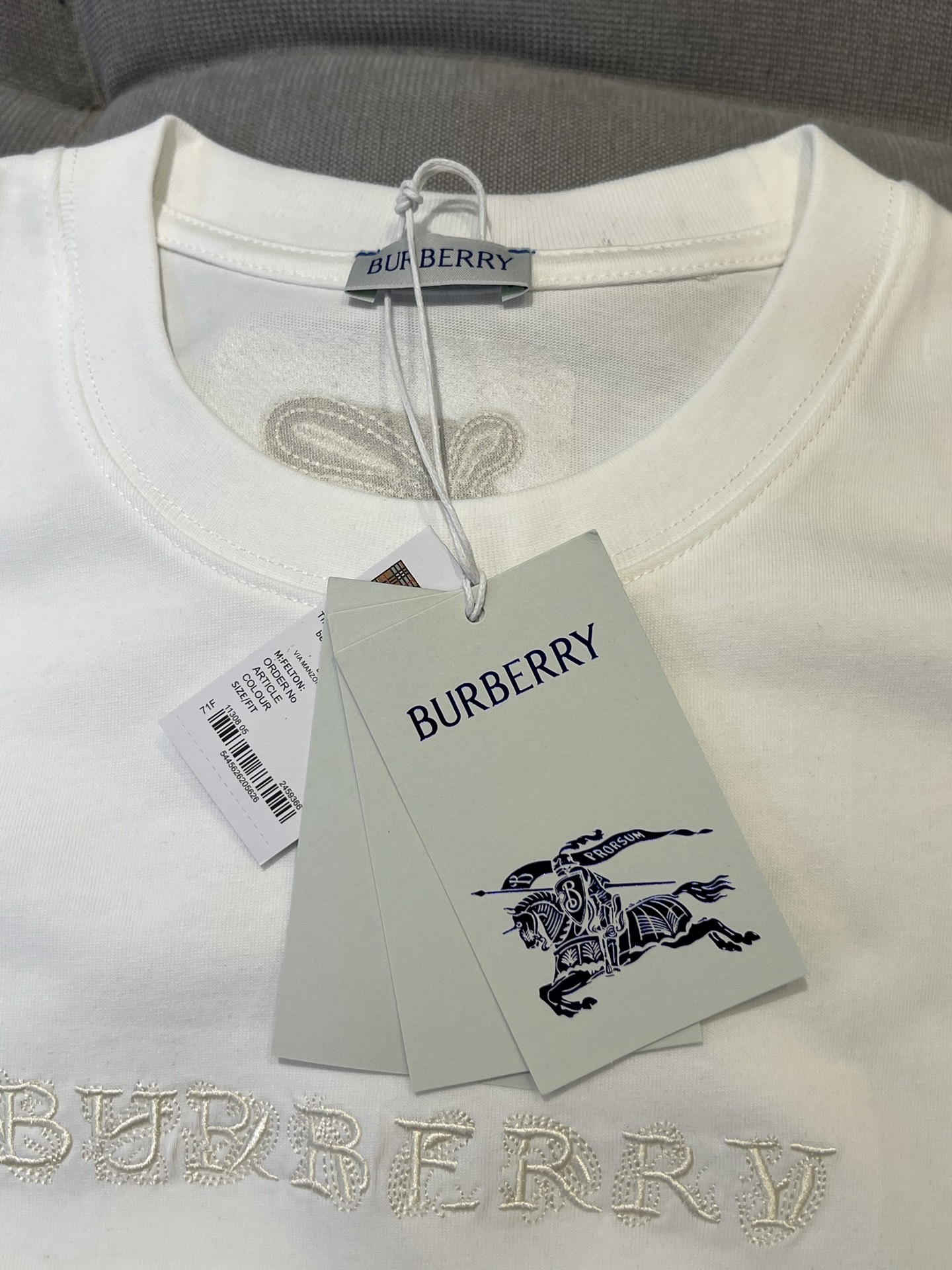 P100
BURBERRY巴宝莉几何字母后幅海鸥刺绣短袖T恤男女同款

高品质320克 同缸染面料  手感非常舒服  
春夏最新砖柜同步 时尚又个性 超级百搭好看               
男女都非常合适  人手必备款 
吊牌 领标 水洗麦 三标齐全
尺码：S M L XL