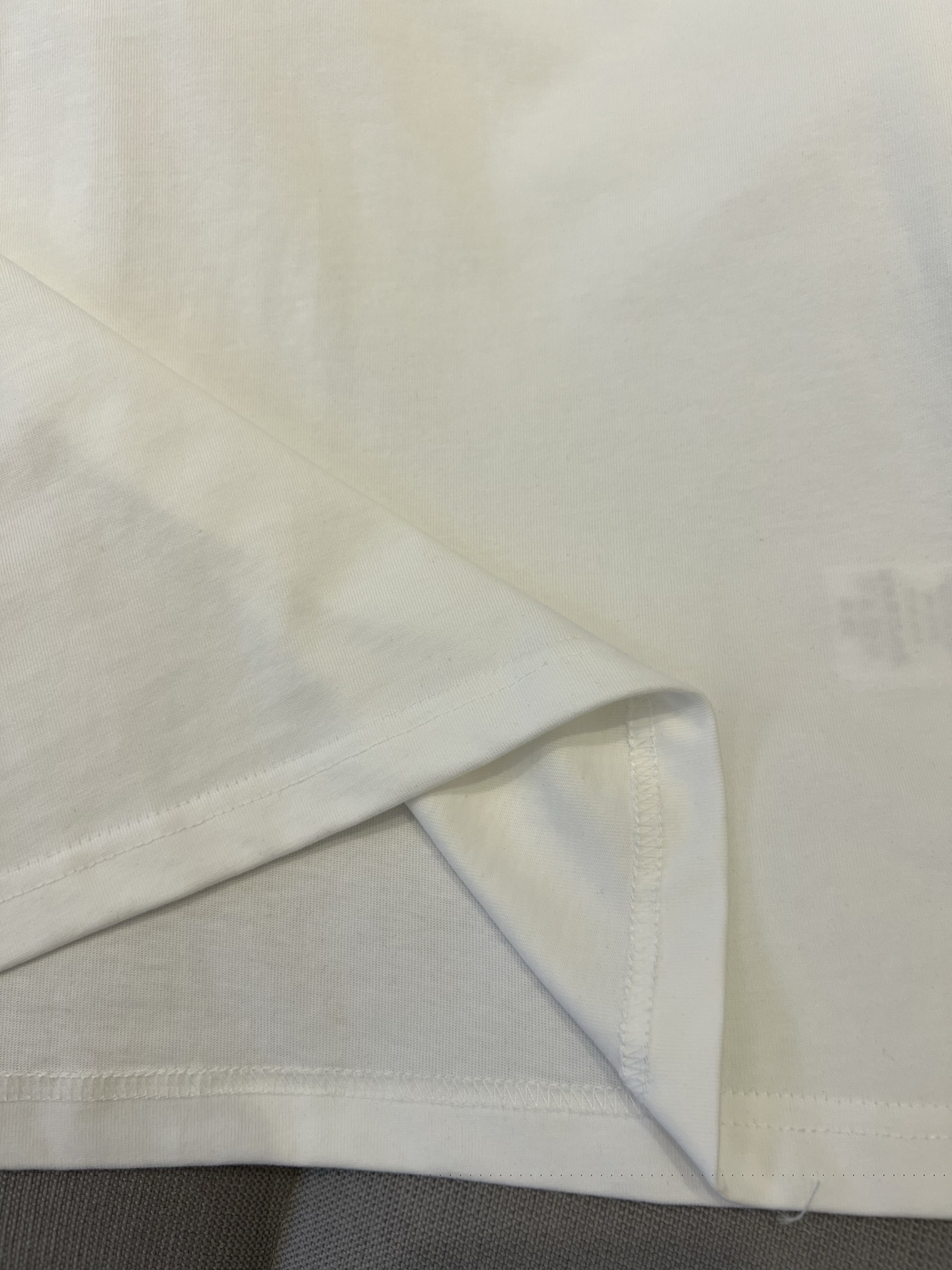 P100
BURBERRY巴宝莉几何字母后幅海鸥刺绣短袖T恤男女同款

高品质320克 同缸染面料  手感非常舒服  
春夏最新砖柜同步 时尚又个性 超级百搭好看               
男女都非常合适  人手必备款 
吊牌 领标 水洗麦 三标齐全
尺码：S M L XL