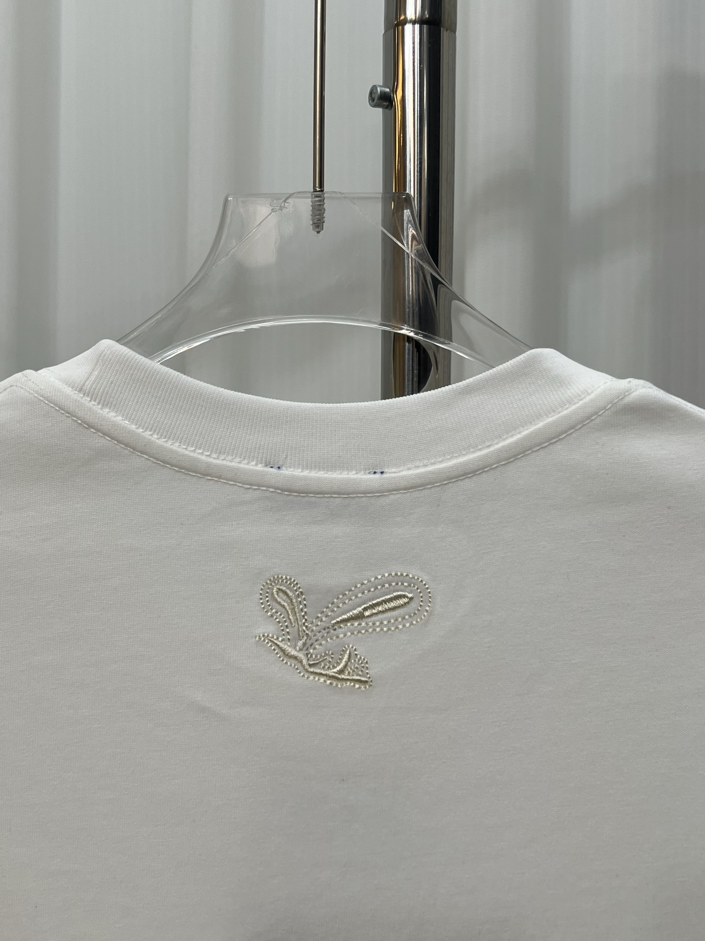 P100
BURBERRY巴宝莉几何字母后幅海鸥刺绣短袖T恤男女同款

高品质320克 同缸染面料  手感非常舒服  
春夏最新砖柜同步 时尚又个性 超级百搭好看               
男女都非常合适  人手必备款 
吊牌 领标 水洗麦 三标齐全
尺码：S M L XL