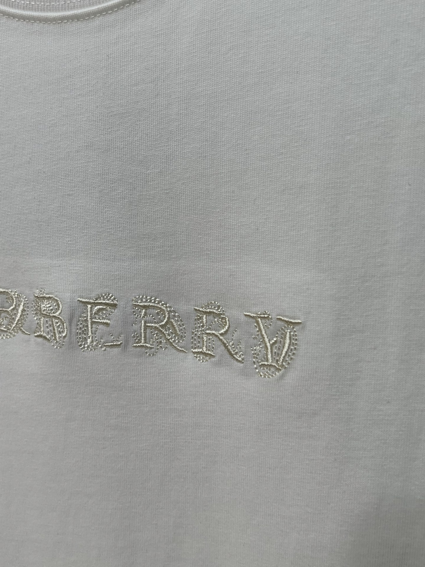 P100
BURBERRY巴宝莉几何字母后幅海鸥刺绣短袖T恤男女同款

高品质320克 同缸染面料  手感非常舒服  
春夏最新砖柜同步 时尚又个性 超级百搭好看               
男女都非常合适  人手必备款 
吊牌 领标 水洗麦 三标齐全
尺码：S M L XL