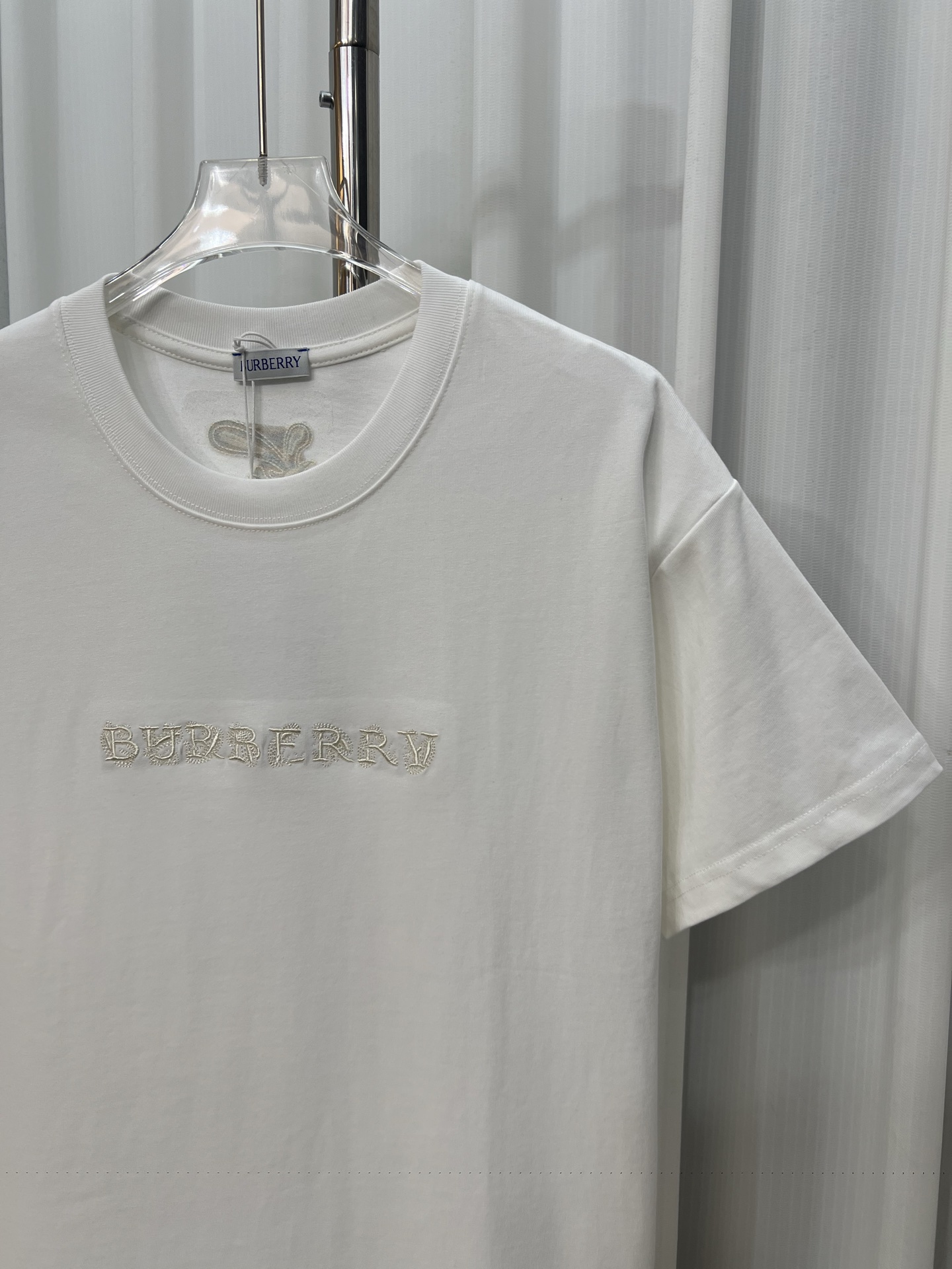 P100
BURBERRY巴宝莉几何字母后幅海鸥刺绣短袖T恤男女同款

高品质320克 同缸染面料  手感非常舒服  
春夏最新砖柜同步 时尚又个性 超级百搭好看               
男女都非常合适  人手必备款 
吊牌 领标 水洗麦 三标齐全
尺码：S M L XL