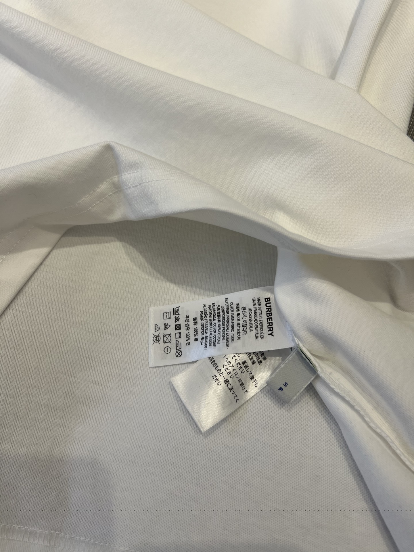 P100
BURBERRY巴宝莉几何字母后幅海鸥刺绣短袖T恤男女同款

高品质320克 同缸染面料  手感非常舒服  
春夏最新砖柜同步 时尚又个性 超级百搭好看               
男女都非常合适  人手必备款 
吊牌 领标 水洗麦 三标齐全
尺码：S M L XL