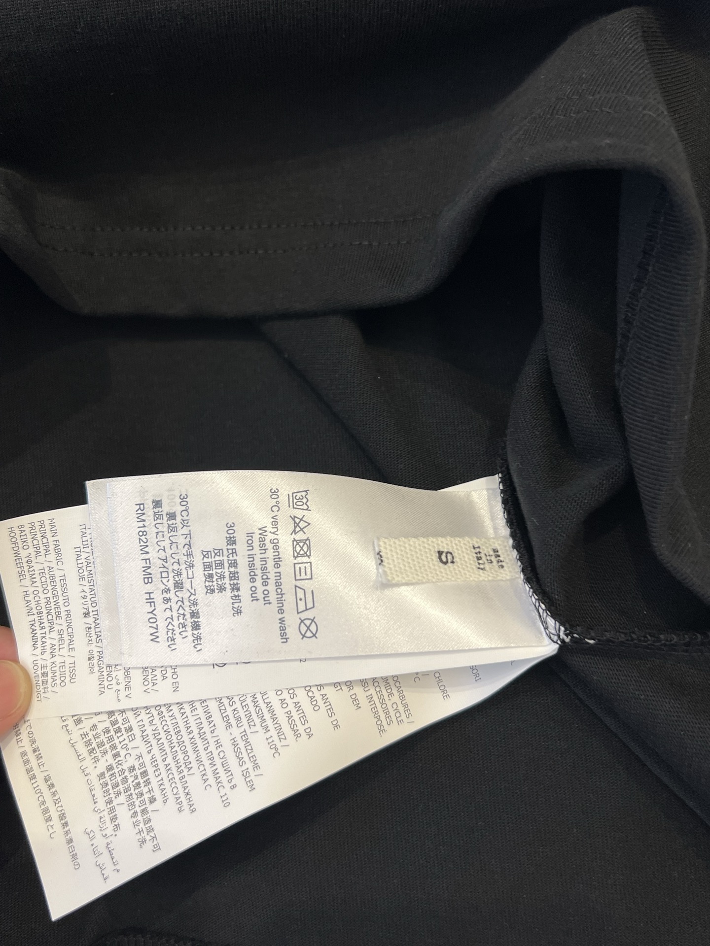 P105
𝐌𝐚𝐢𝐬𝐨𝐧 𝐌𝐚𝐫𝐠𝐢𝐞𝐥𝐚马吉拉字母logo印花手工彩绘男女同款短袖T恤

高品质320克
同缸染面料  手感非常舒服  
春夏最新砖柜同步  时尚又个性 超级百搭好看的一款                
人手必备款 
吊牌 领标 水洗麦 三标齐全 
码数：S M L XL 