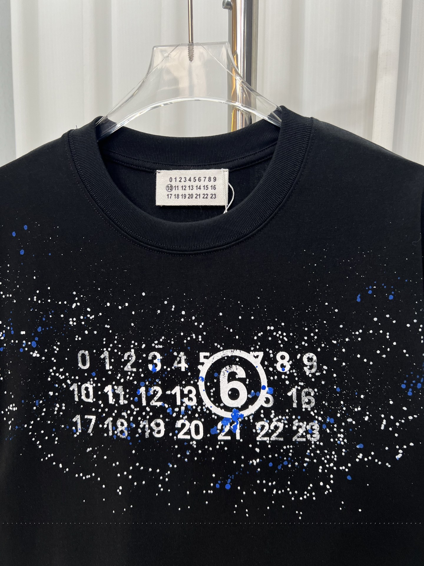 P105
𝐌𝐚𝐢𝐬𝐨𝐧 𝐌𝐚𝐫𝐠𝐢𝐞𝐥𝐚马吉拉字母logo印花手工彩绘男女同款短袖T恤

高品质320克
同缸染面料  手感非常舒服  
春夏最新砖柜同步  时尚又个性 超级百搭好看的一款                
人手必备款 
吊牌 领标 水洗麦 三标齐全 
码数：S M L XL 