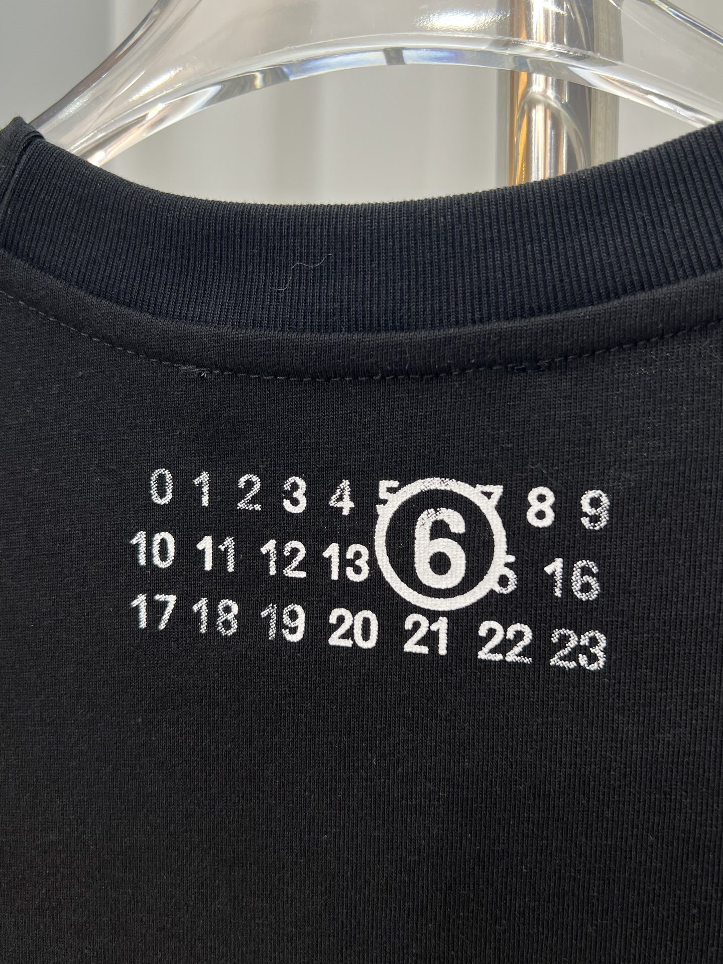 P105
𝐌𝐚𝐢𝐬𝐨𝐧 𝐌𝐚𝐫𝐠𝐢𝐞𝐥𝐚马吉拉字母logo印花手工彩绘男女同款短袖T恤

高品质320克
同缸染面料  手感非常舒服  
春夏最新砖柜同步  时尚又个性 超级百搭好看的一款                
人手必备款 
吊牌 领标 水洗麦 三标齐全 
码数：S M L XL 