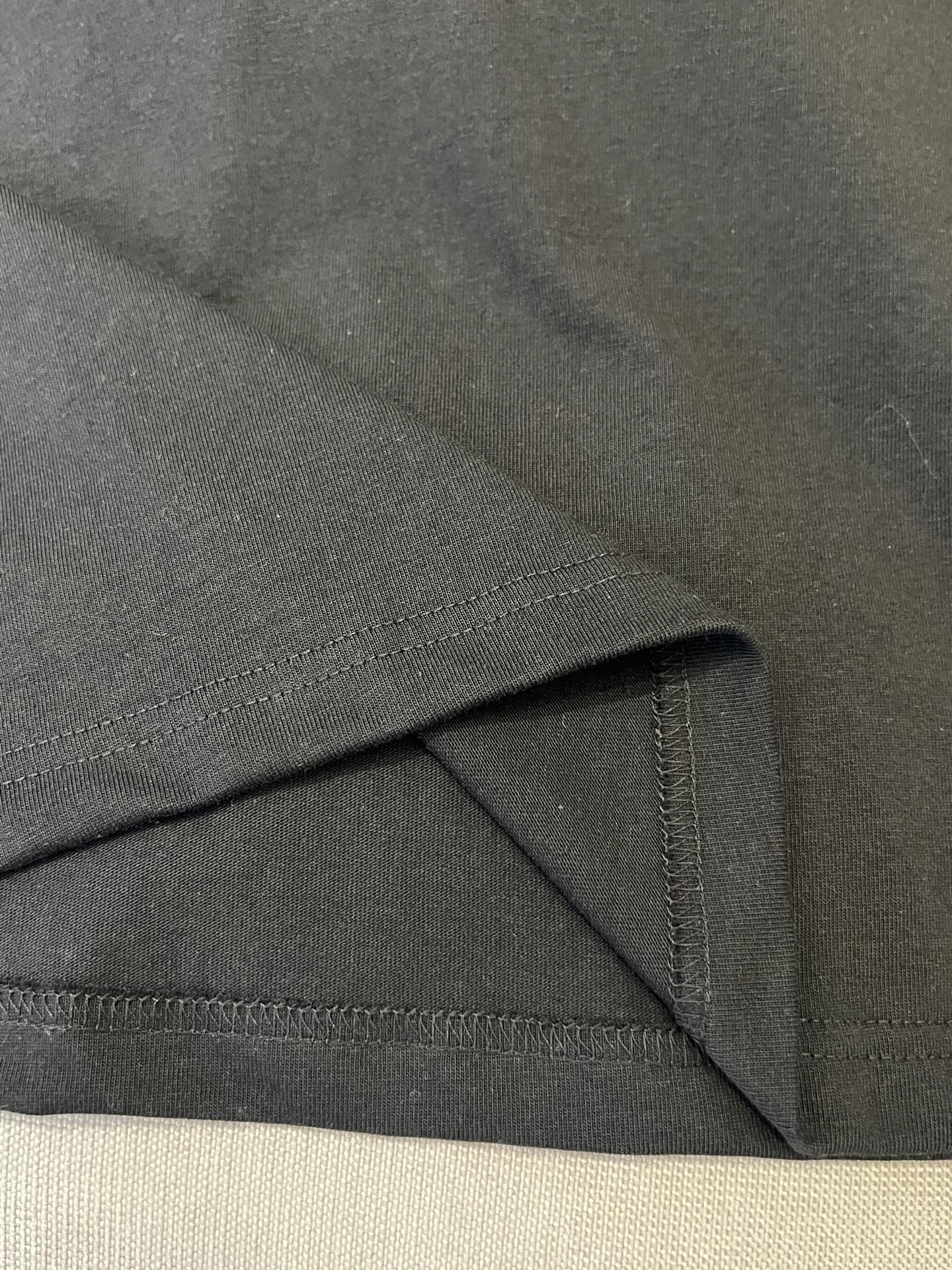 P105
𝐌𝐚𝐢𝐬𝐨𝐧 𝐌𝐚𝐫𝐠𝐢𝐞𝐥𝐚马吉拉字母logo印花手工彩绘男女同款短袖T恤

高品质320克
同缸染面料  手感非常舒服  
春夏最新砖柜同步  时尚又个性 超级百搭好看的一款                
人手必备款 
吊牌 领标 水洗麦 三标齐全 
码数：S M L XL 
