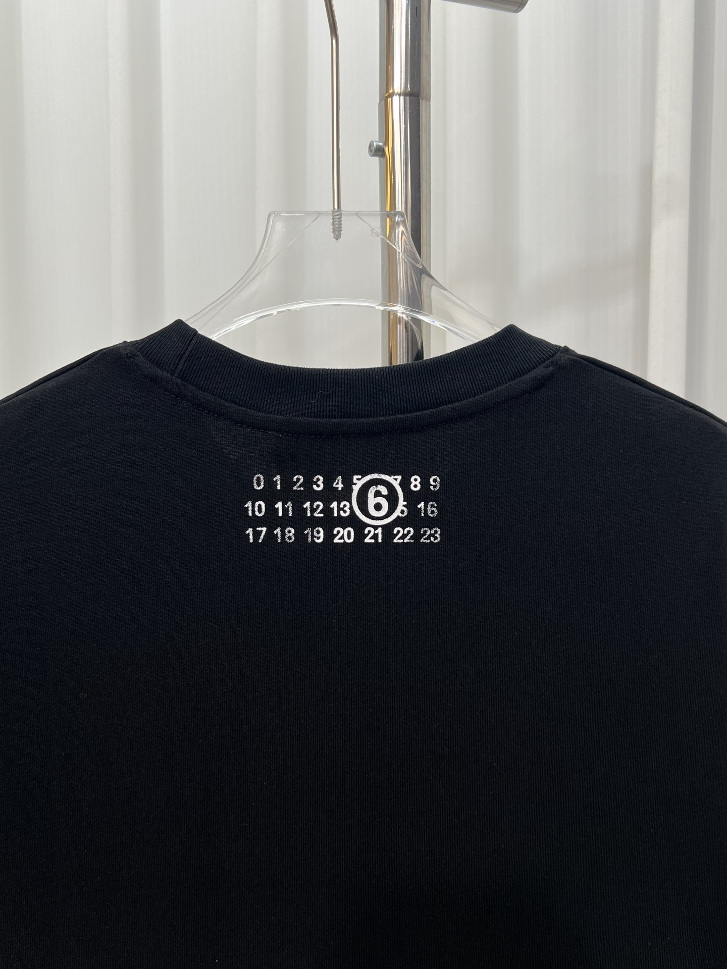 P105
𝐌𝐚𝐢𝐬𝐨𝐧 𝐌𝐚𝐫𝐠𝐢𝐞𝐥𝐚马吉拉字母logo印花手工彩绘男女同款短袖T恤

高品质320克
同缸染面料  手感非常舒服  
春夏最新砖柜同步  时尚又个性 超级百搭好看的一款                
人手必备款 
吊牌 领标 水洗麦 三标齐全 
码数：S M L XL 
