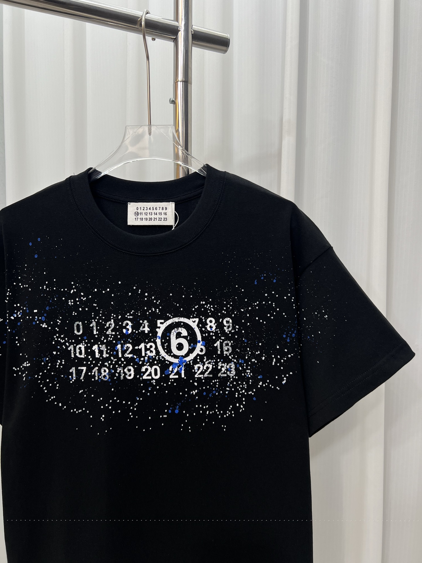 P105
𝐌𝐚𝐢𝐬𝐨𝐧 𝐌𝐚𝐫𝐠𝐢𝐞𝐥𝐚马吉拉字母logo印花手工彩绘男女同款短袖T恤

高品质320克
同缸染面料  手感非常舒服  
春夏最新砖柜同步  时尚又个性 超级百搭好看的一款                
人手必备款 
吊牌 领标 水洗麦 三标齐全 
码数：S M L XL 