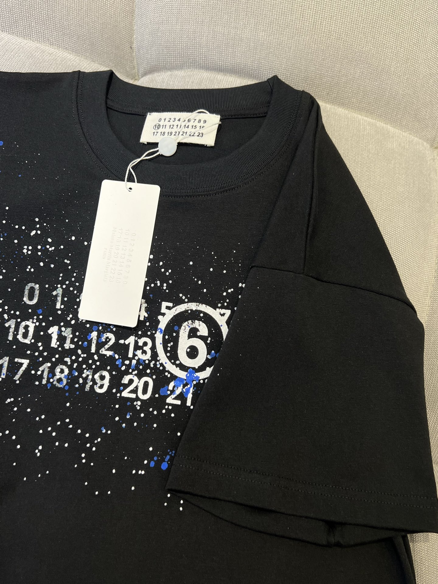 P105
𝐌𝐚𝐢𝐬𝐨𝐧 𝐌𝐚𝐫𝐠𝐢𝐞𝐥𝐚马吉拉字母logo印花手工彩绘男女同款短袖T恤

高品质320克
同缸染面料  手感非常舒服  
春夏最新砖柜同步  时尚又个性 超级百搭好看的一款                
人手必备款 
吊牌 领标 水洗麦 三标齐全 
码数：S M L XL 