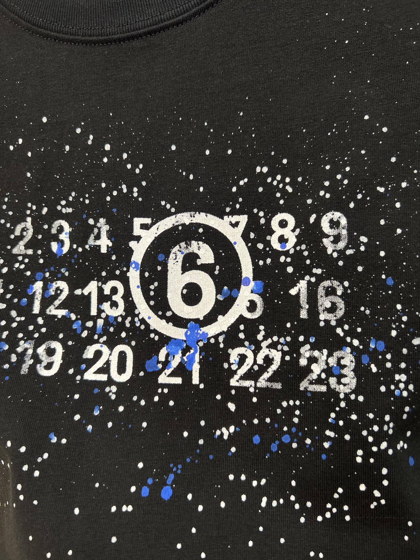 P105
𝐌𝐚𝐢𝐬𝐨𝐧 𝐌𝐚𝐫𝐠𝐢𝐞𝐥𝐚马吉拉字母logo印花手工彩绘男女同款短袖T恤

高品质320克
同缸染面料  手感非常舒服  
春夏最新砖柜同步  时尚又个性 超级百搭好看的一款                
人手必备款 
吊牌 领标 水洗麦 三标齐全 
码数：S M L XL 