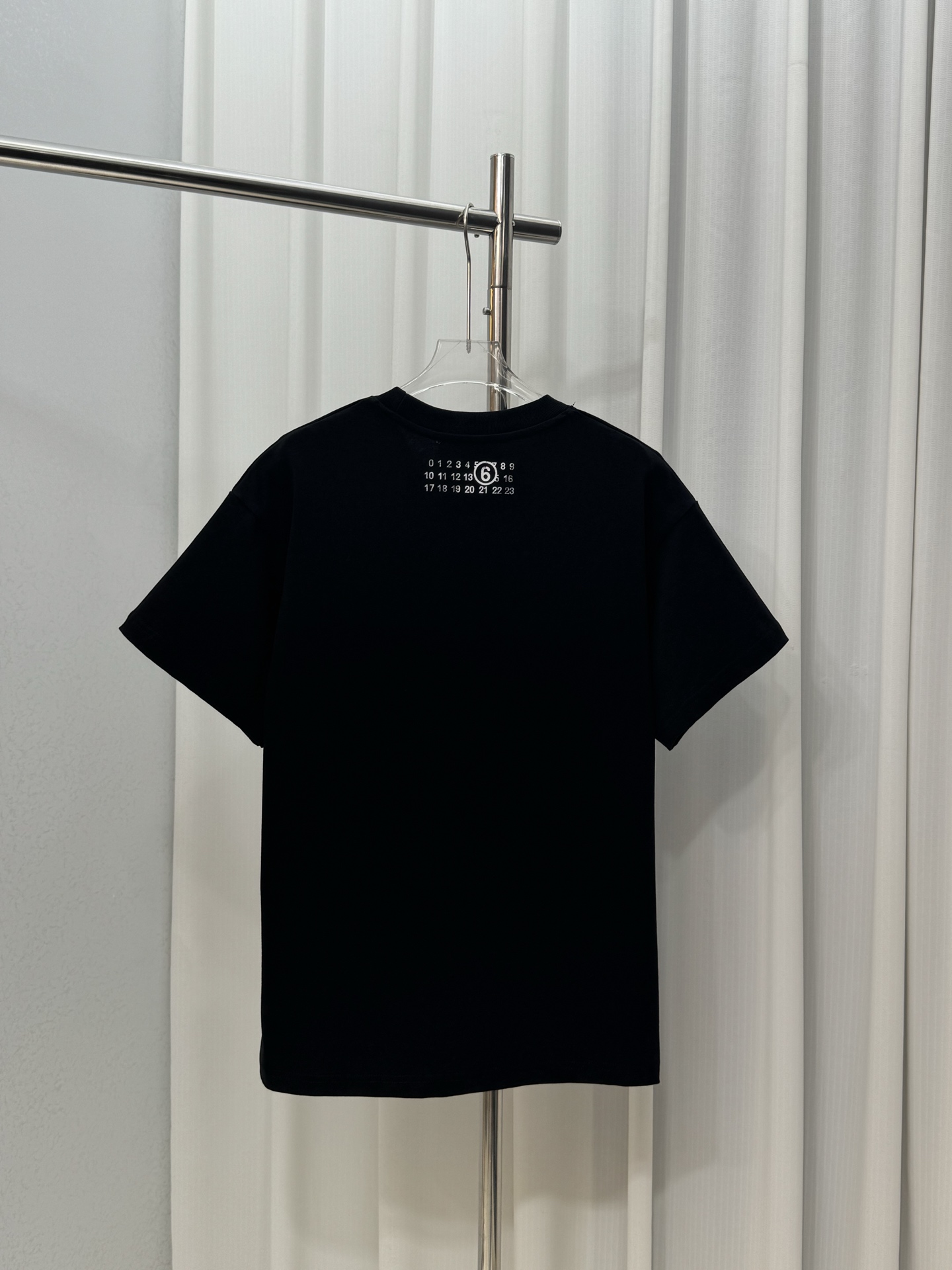 P105
𝐌𝐚𝐢𝐬𝐨𝐧 𝐌𝐚𝐫𝐠𝐢𝐞𝐥𝐚马吉拉字母logo印花手工彩绘男女同款短袖T恤

高品质320克
同缸染面料  手感非常舒服  
春夏最新砖柜同步  时尚又个性 超级百搭好看的一款                
人手必备款 
吊牌 领标 水洗麦 三标齐全 
码数：S M L XL 