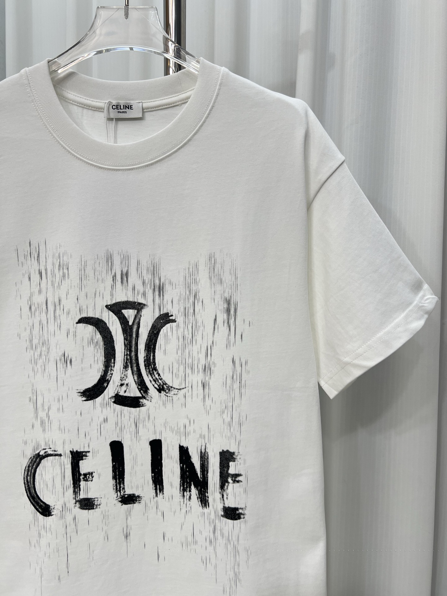 P100
CELINE赛琳涂鸦手绘字母logo印花短袖T恤男女情侣同款

高品质320克 
同缸染面料  手感非常舒服  
春夏最新砖柜同步  时尚又个性 超级百搭              
吊牌 领标 水洗麦 三标齐全
尺码：S M L XL