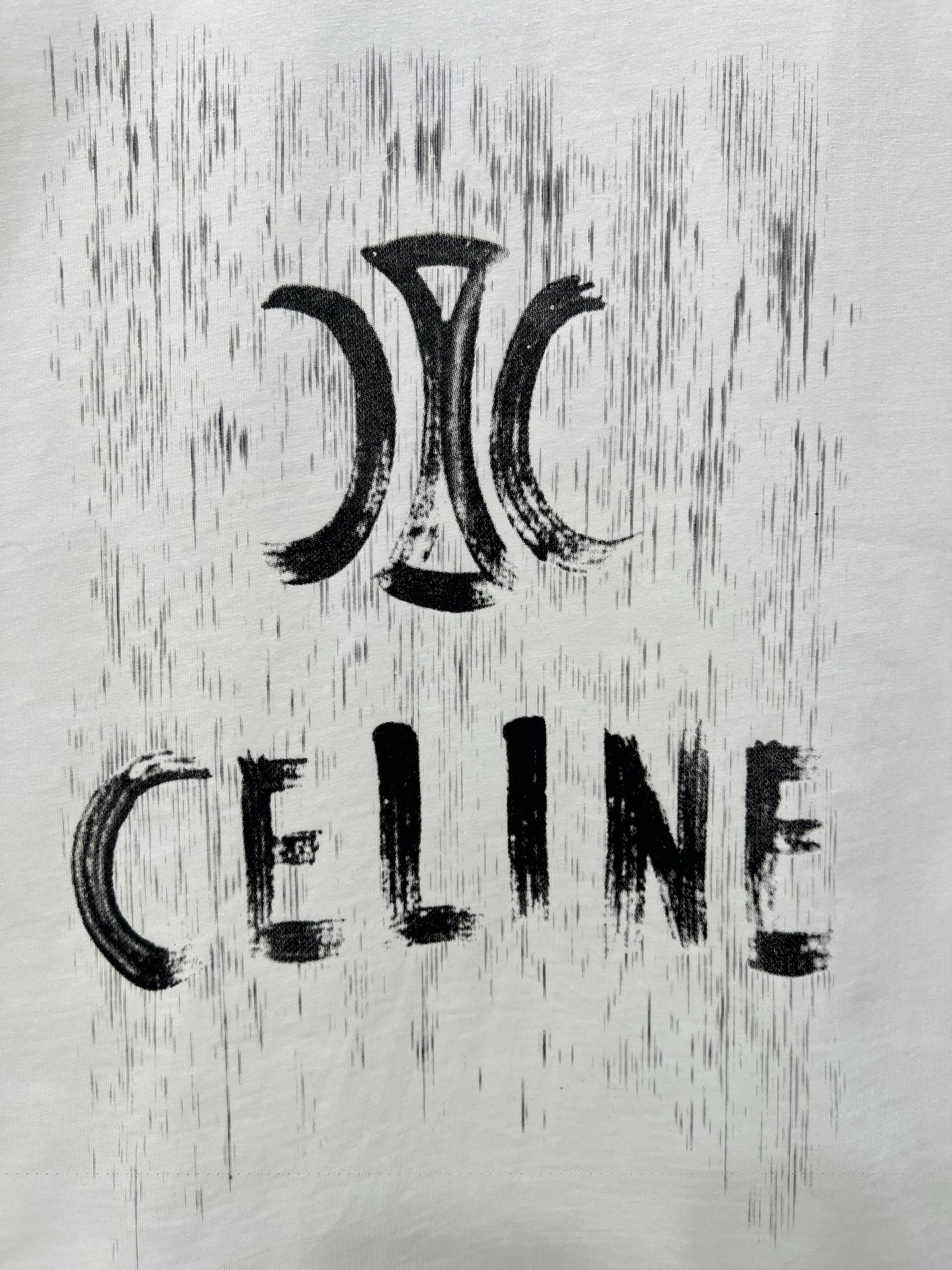 P100
CELINE赛琳涂鸦手绘字母logo印花短袖T恤男女情侣同款

高品质320克 
同缸染面料  手感非常舒服  
春夏最新砖柜同步  时尚又个性 超级百搭              
吊牌 领标 水洗麦 三标齐全
尺码：S M L XL