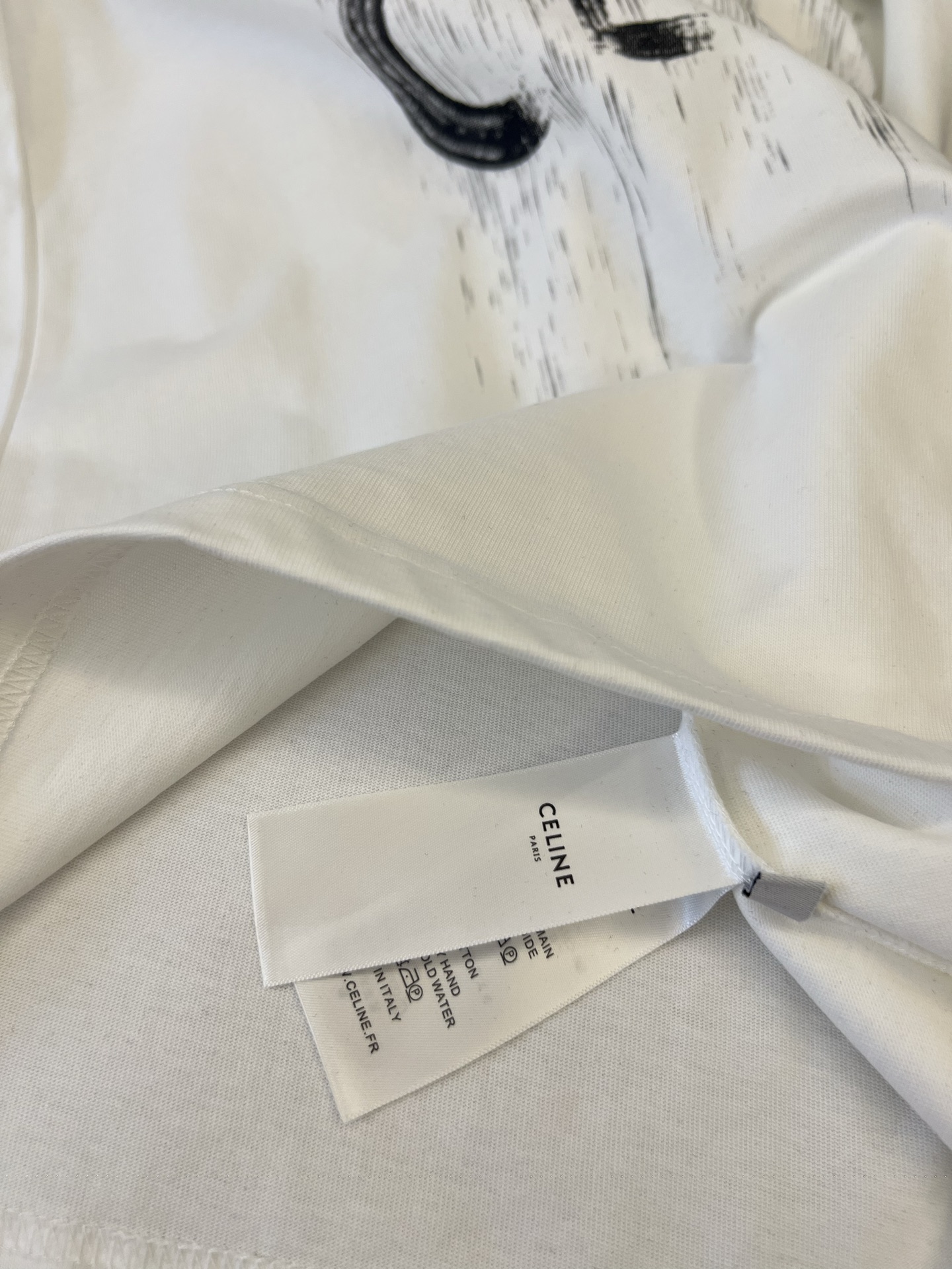 P100
CELINE赛琳涂鸦手绘字母logo印花短袖T恤男女情侣同款

高品质320克 
同缸染面料  手感非常舒服  
春夏最新砖柜同步  时尚又个性 超级百搭              
吊牌 领标 水洗麦 三标齐全
尺码：S M L XL