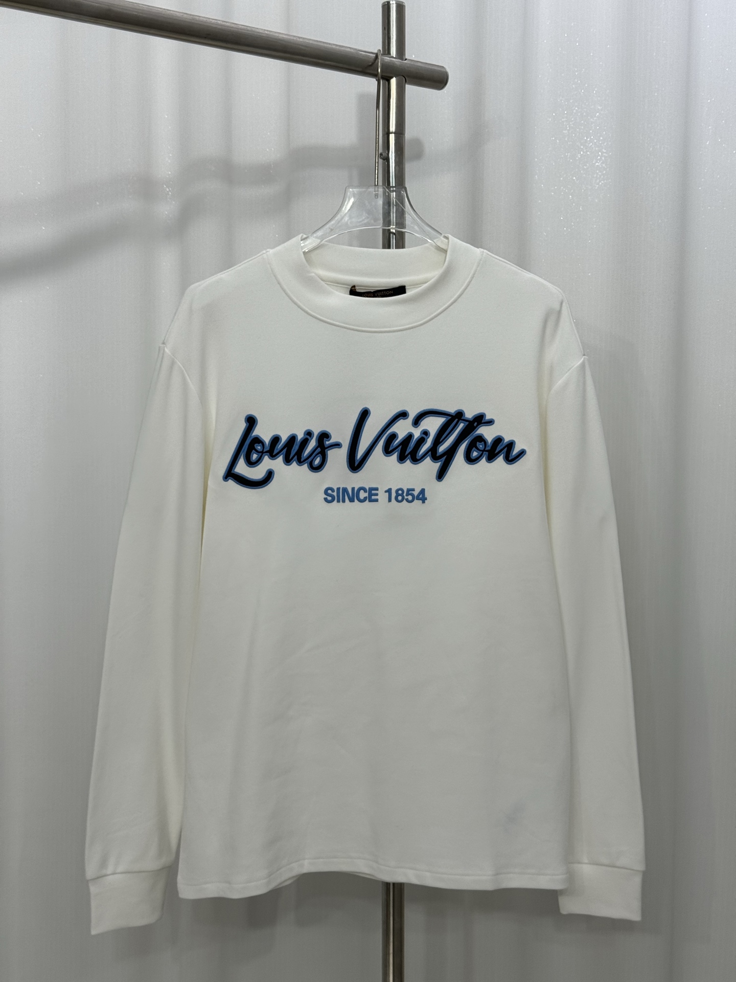P155 Louis Vuitton bordado de letras con cuello medio alto y camisa con bajo de terciopelo de manga larga. La tela es s…