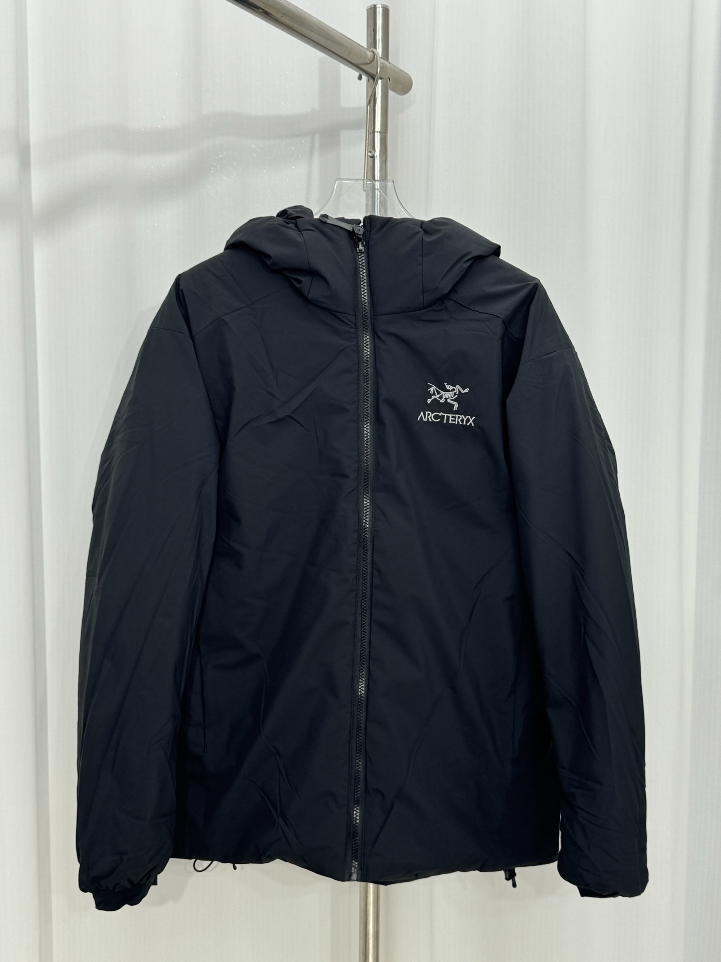 P345

始祖鸟阿童木二代顶级刺绣版外套

失足鸟新款刺绣 阿童木轻量化连帽棉服外套 官网同步 gore-tex面料 全天候户外运动攀登爬山徒步必备棉服外套 保暖舒适 轻量化设计 上身不臃肿不笨重！进口田岛机绣花工艺 品相很赞 上身效果非常ok

颜色：蓝色 黑色 绿色
码数：M L XL 2XL 3XL