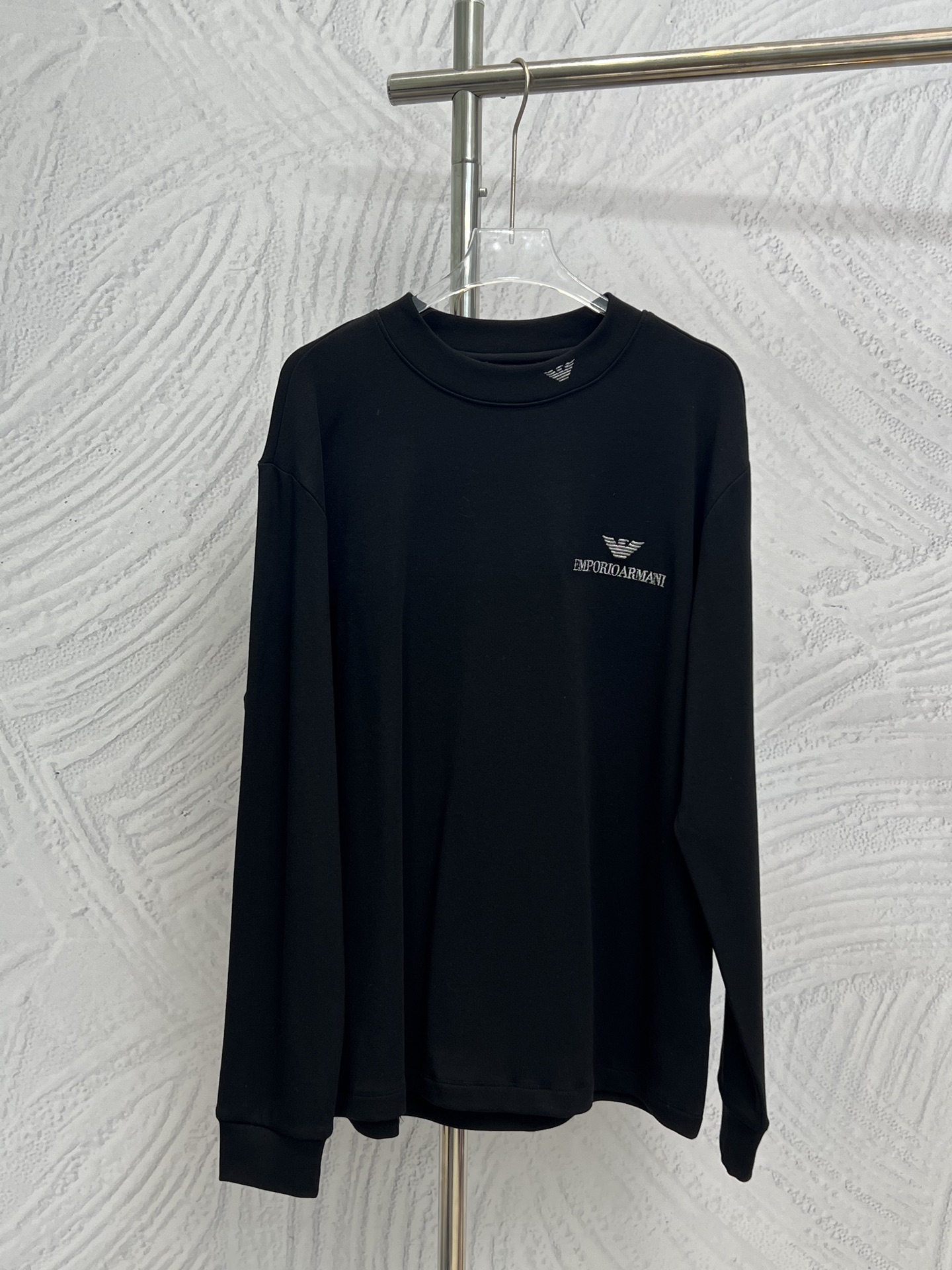 P155 EMPORIO ARMANI 半高领加绒长袖打底衫 面料柔软 采用进口高密度双面拉架棉面料 男女同款 细节拉满 原版打版 码数:S M L XL 2XL 颜色:黑色 白色