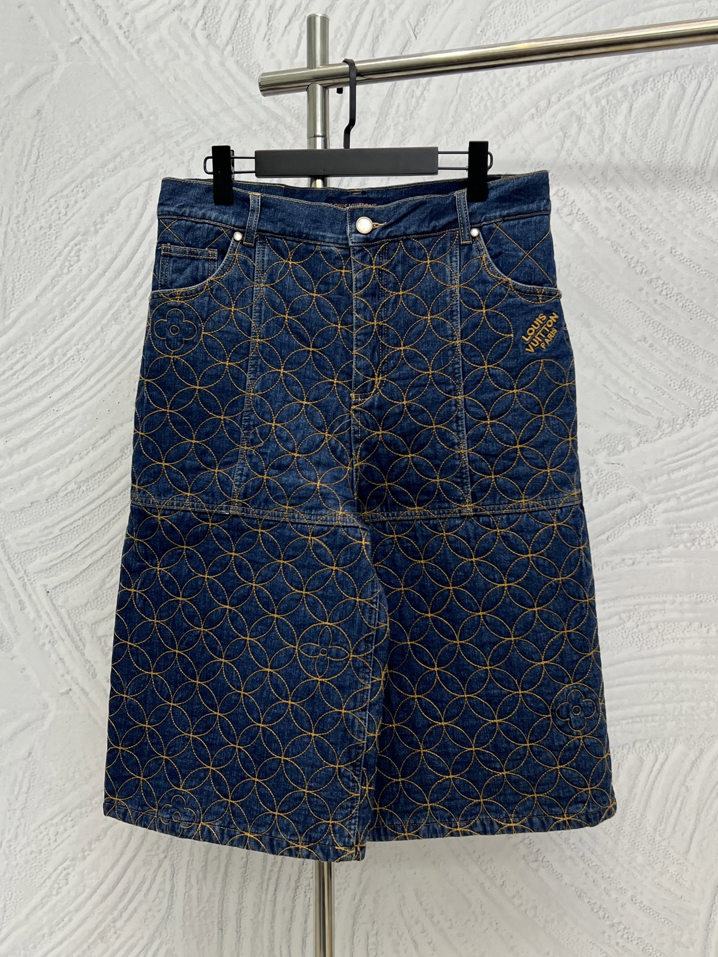 P235 Pantalones cortos de mezclilla bordados con hilo de bota nigo de marca compartida de Louis Vuitton. Pharrell Willi…