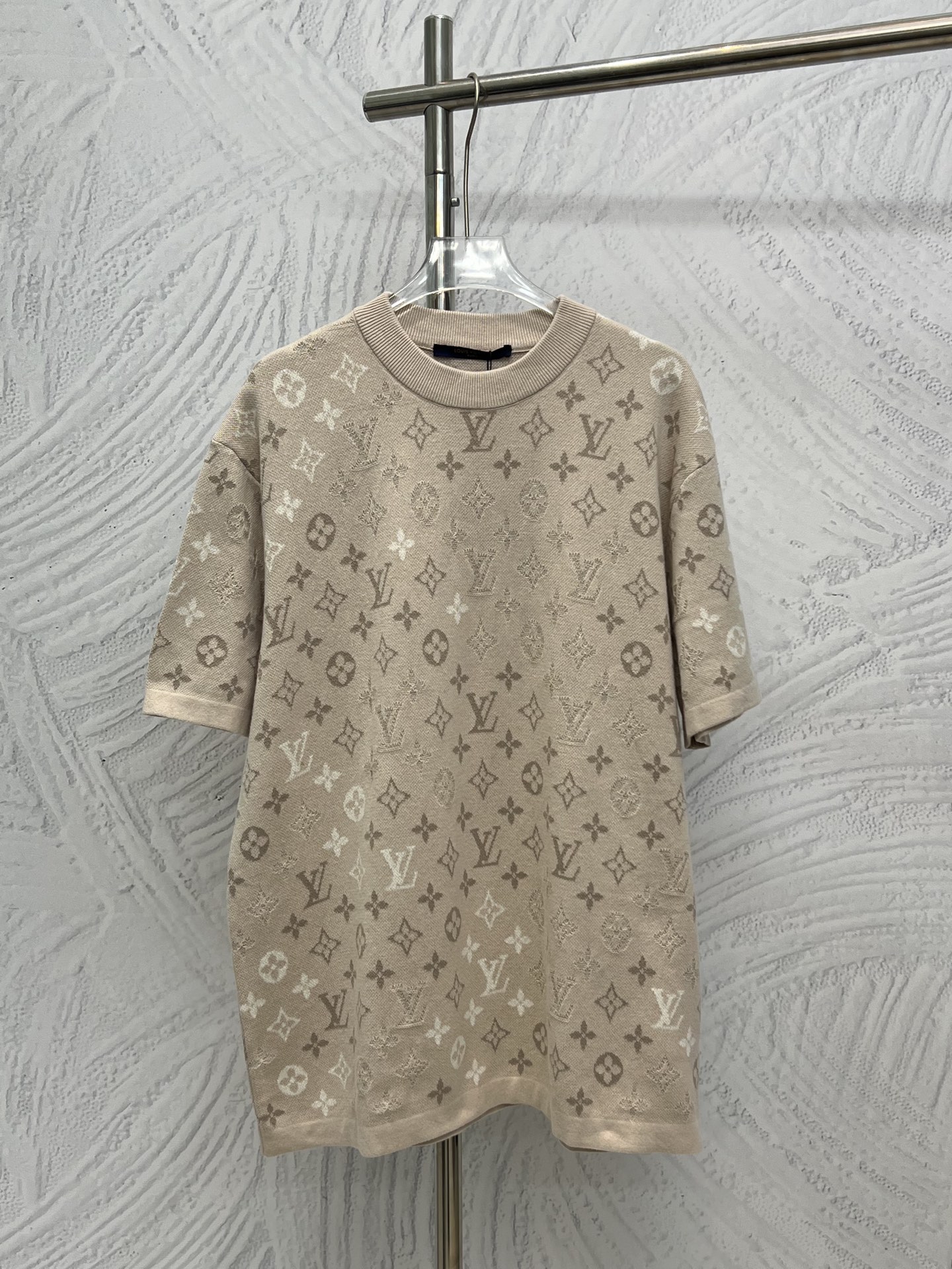 La camiseta de manga corta de punto en jacquard degradado con letras P185 Louis Vuitton está confeccionada con tela de …
