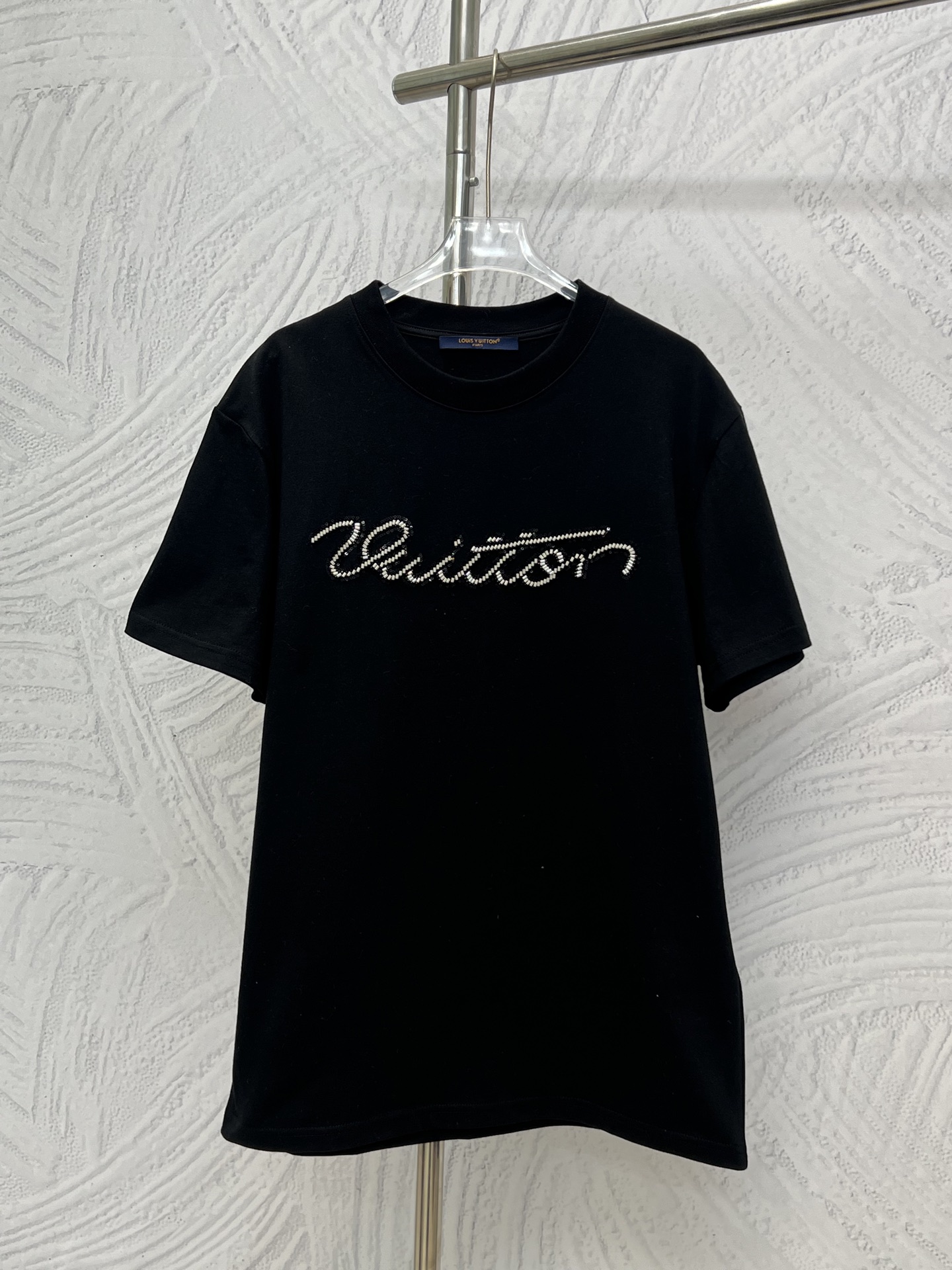 P120 La nueva camiseta de manga corta de principios de primavera de Louis Vuitton decorada con letras de pedrería. El l…