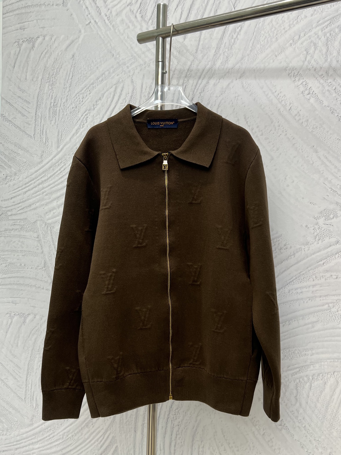 P275 Chaqueta de punto con cremallera de solapa en relieve Louis Vuitton Está confeccionada con hilo de algodón persona…