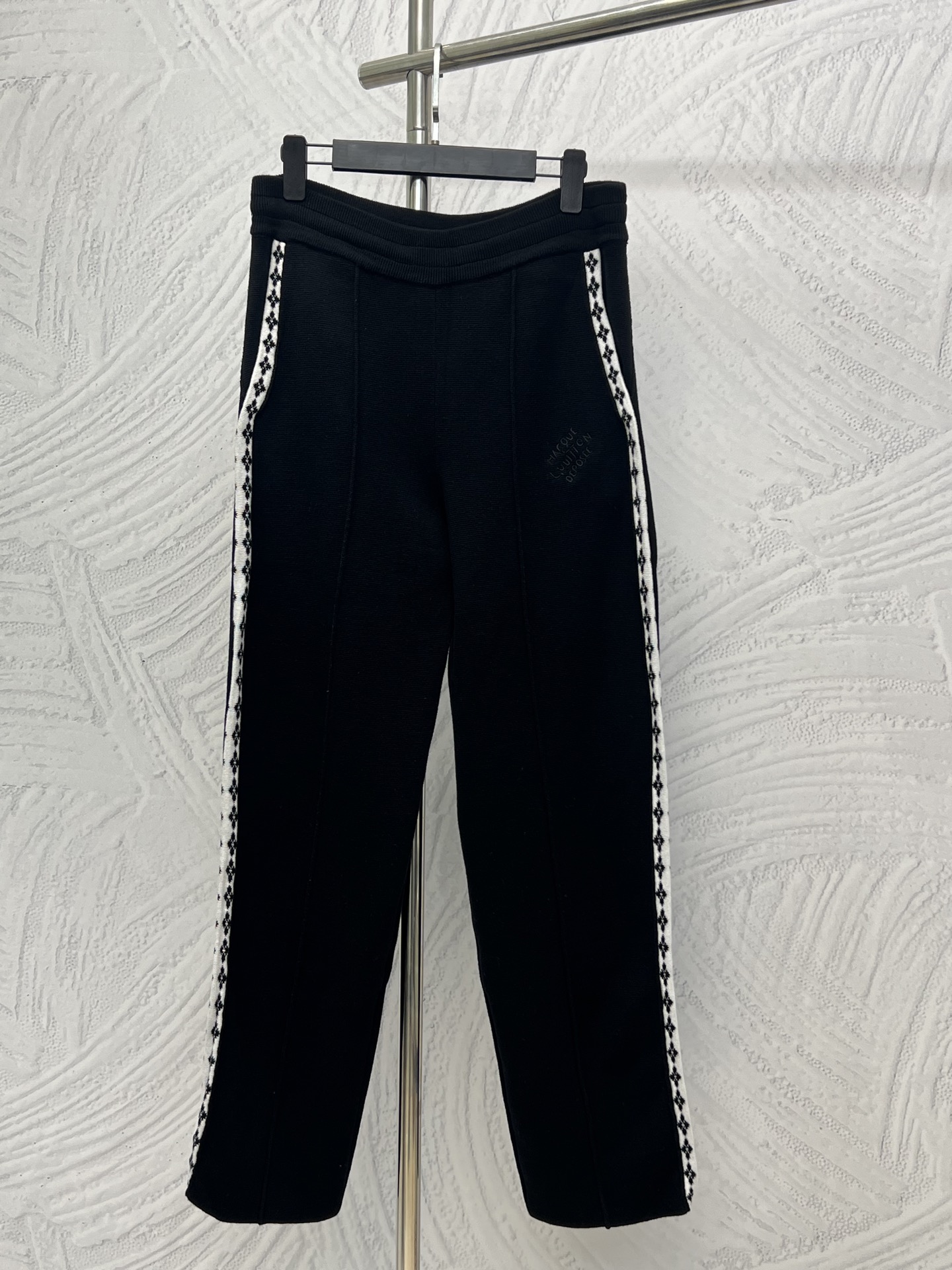 P230 Pantalón casual de punto de lana floral en contraste estilo college Louis Vuitton. El tejido es un tejido de lana …