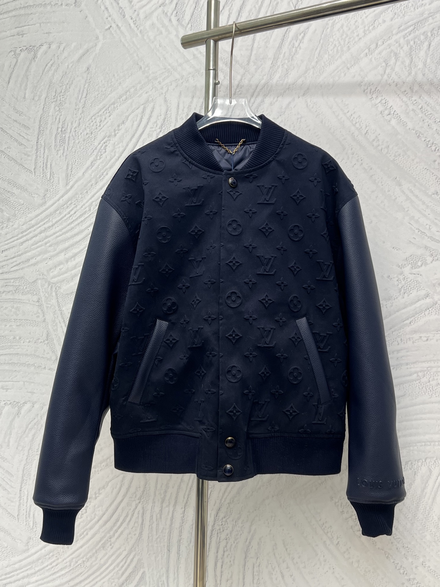 P333 Louis Vuitton Chaqueta béisbol de piel estampada íntegramente en relieve. La chaqueta de béisbol está confeccionad…