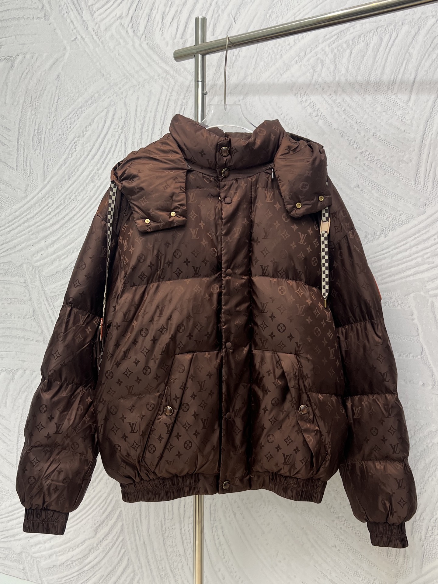 P370 Louis Vuitton Chaqueta de algodón con capucha desmontable y cordón de jacquard oscuro serie Ski Ya sea que estés m…