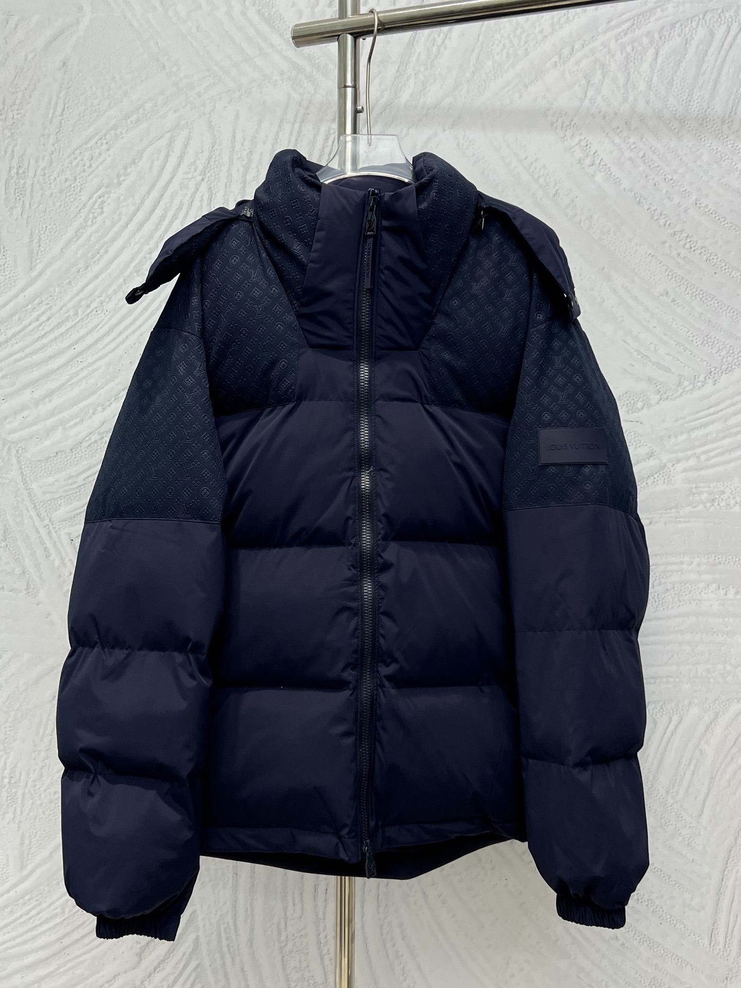 P435 Chaqueta con cinturón con patrón de posicionamiento de Louis Vuitton Esta chaqueta con cinturón está confeccionada…