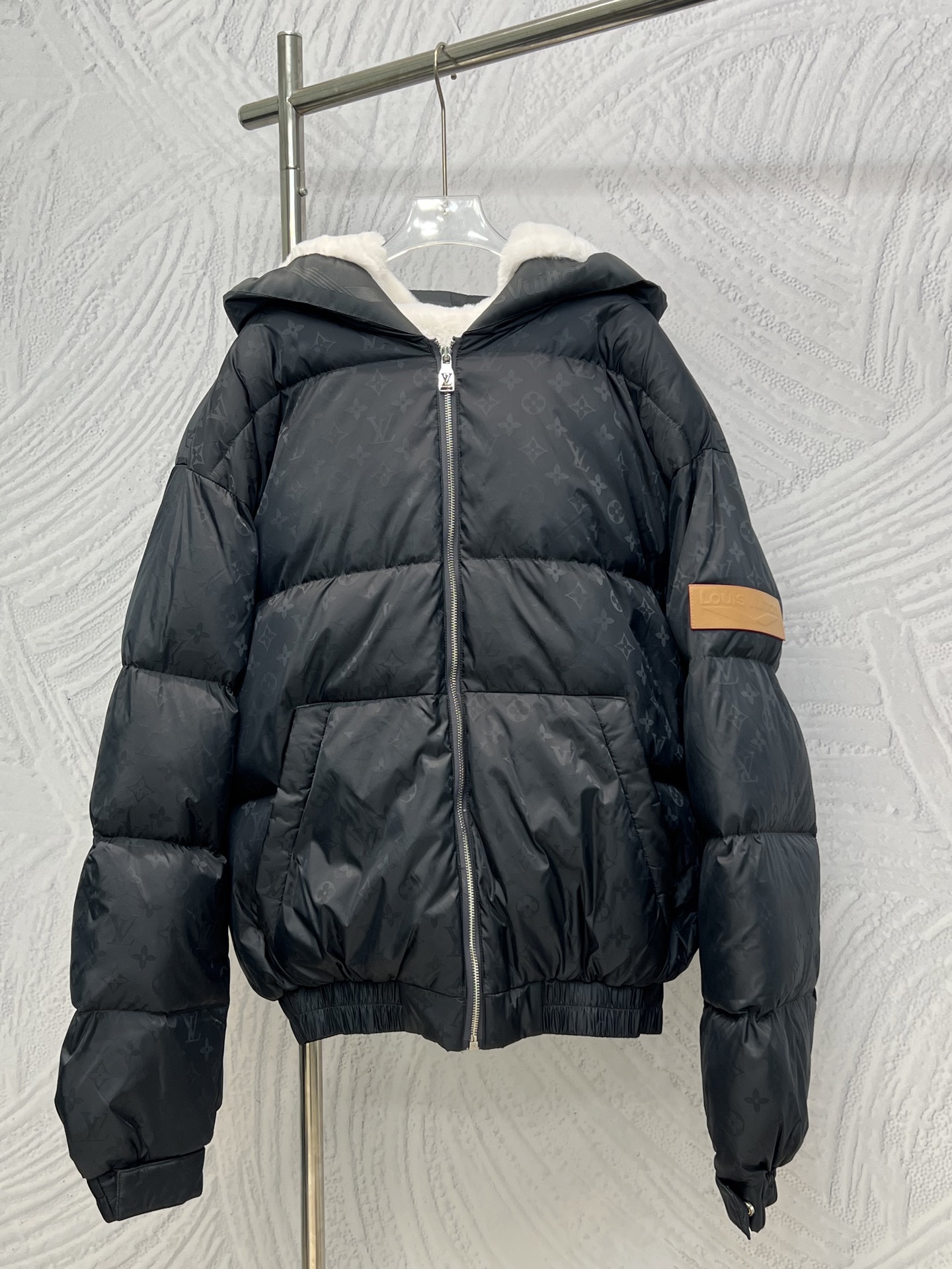 P465 Chaqueta de plumón con capucha de lana de cordero en jacquard integral de la serie de esquí de Louis Vuitton. La t…