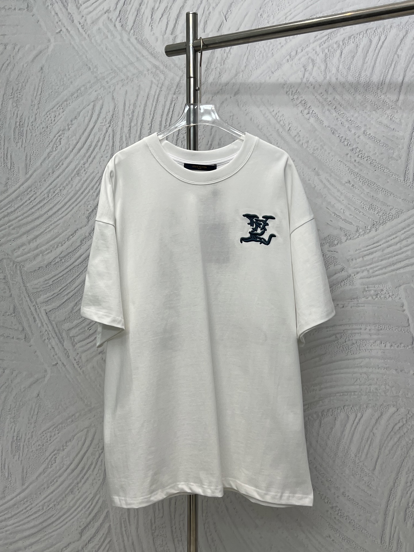 P90 Louis Vuitton Camiseta Louis Vuitton de manga corta con nubes de colores y miles de puntadas Logo de letras bordado…