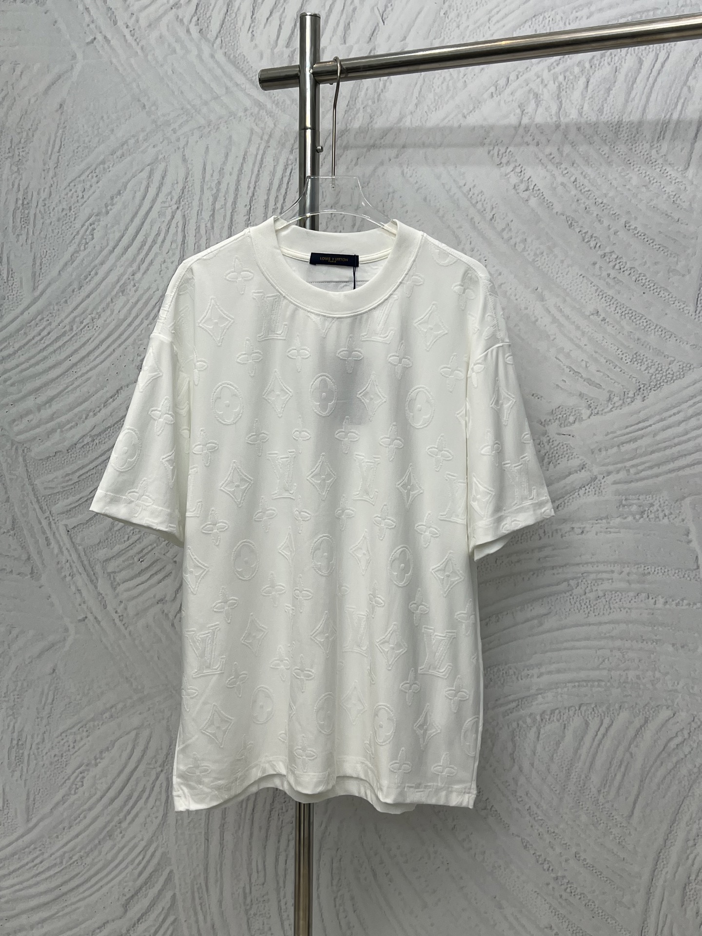P85 Camiseta de manga corta con logo de letra jacquard con estampado oscuro blanco en relieve con estampado completo de…